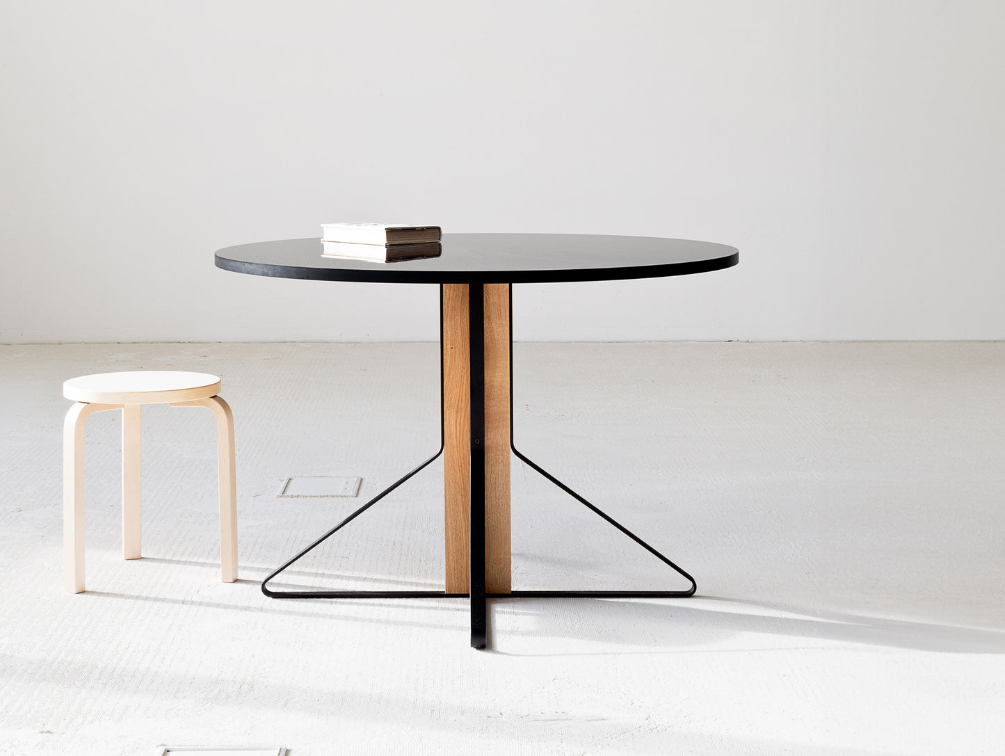 Kaari Table Round by Artek