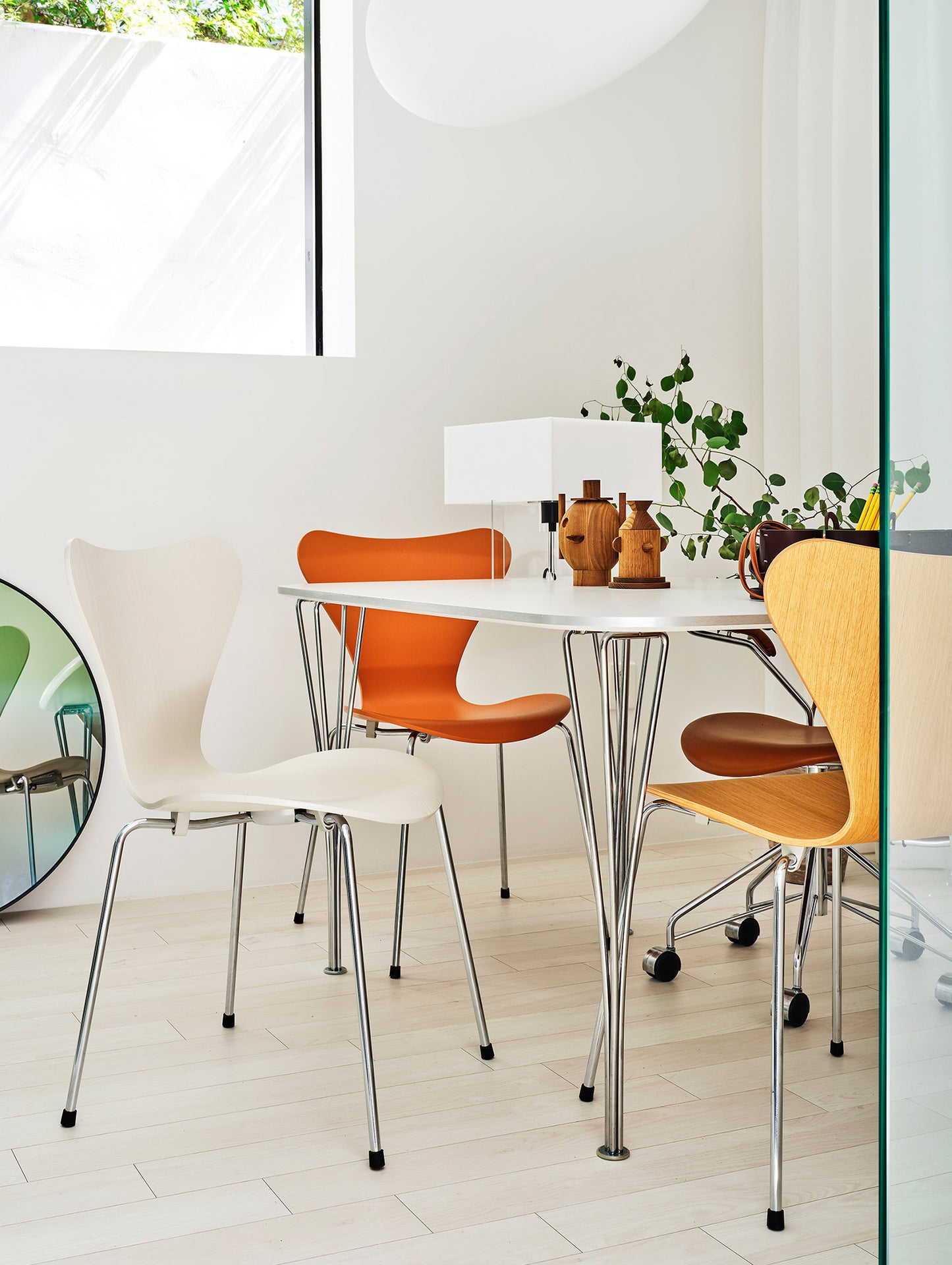 Series 7™ 3107 Dining Chair by Fritz Hansen