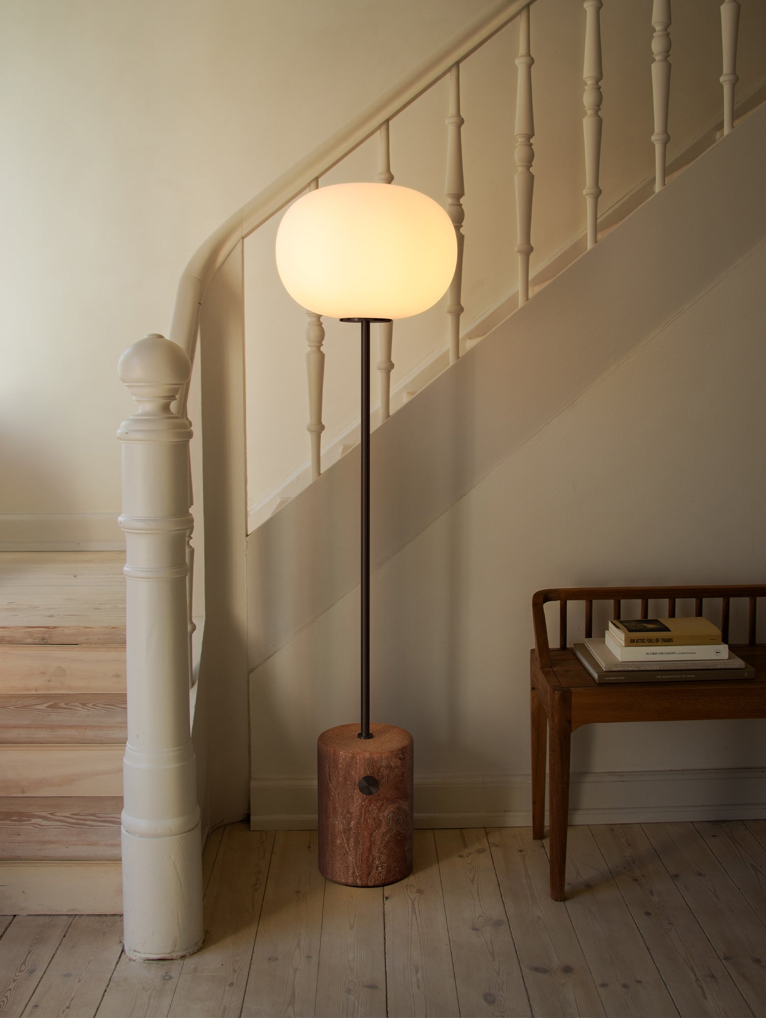 アウド・コペンハーゲンのJWDAフロアランプ – Really Well Made