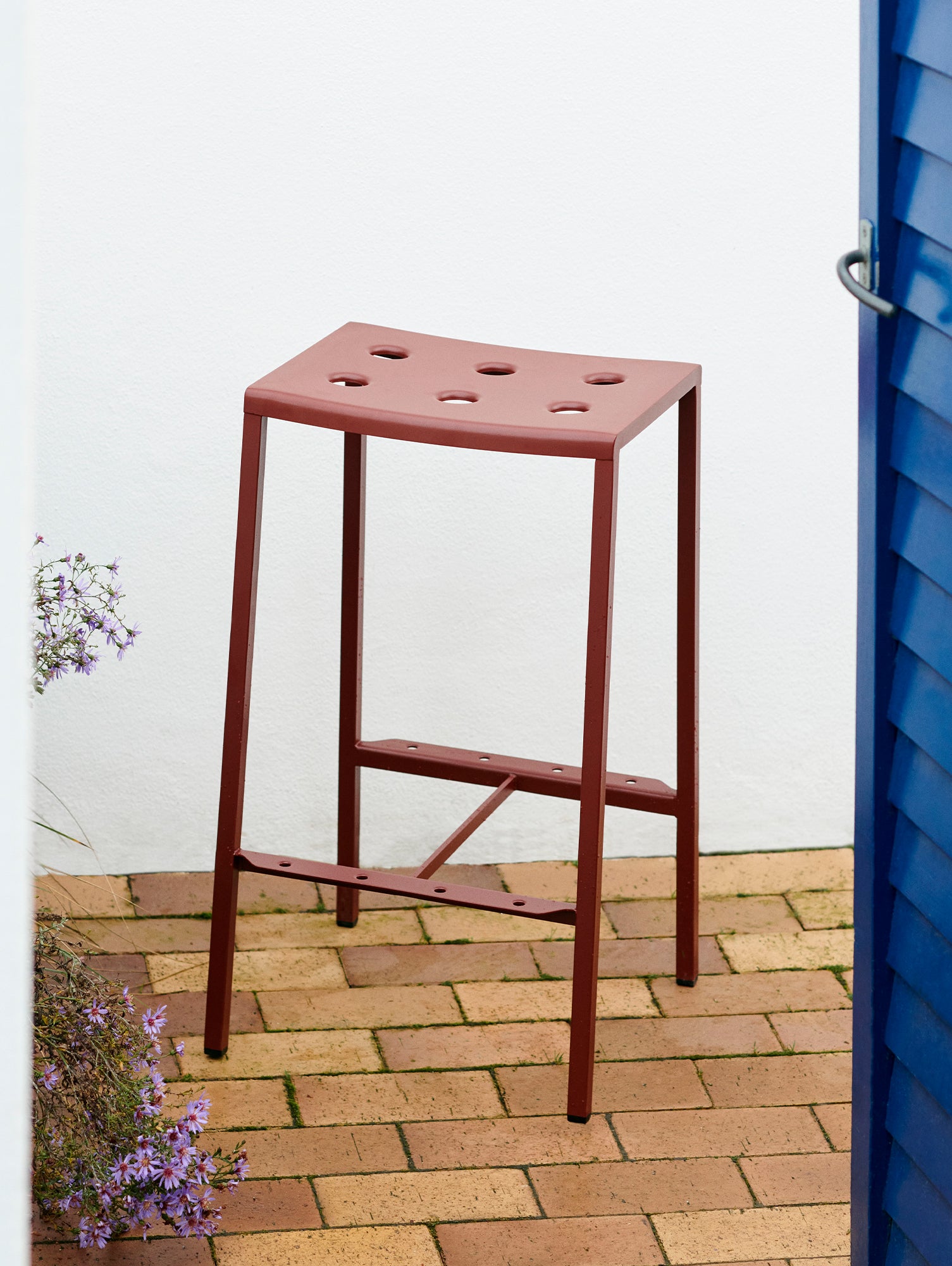 Outdoor low stool outlet