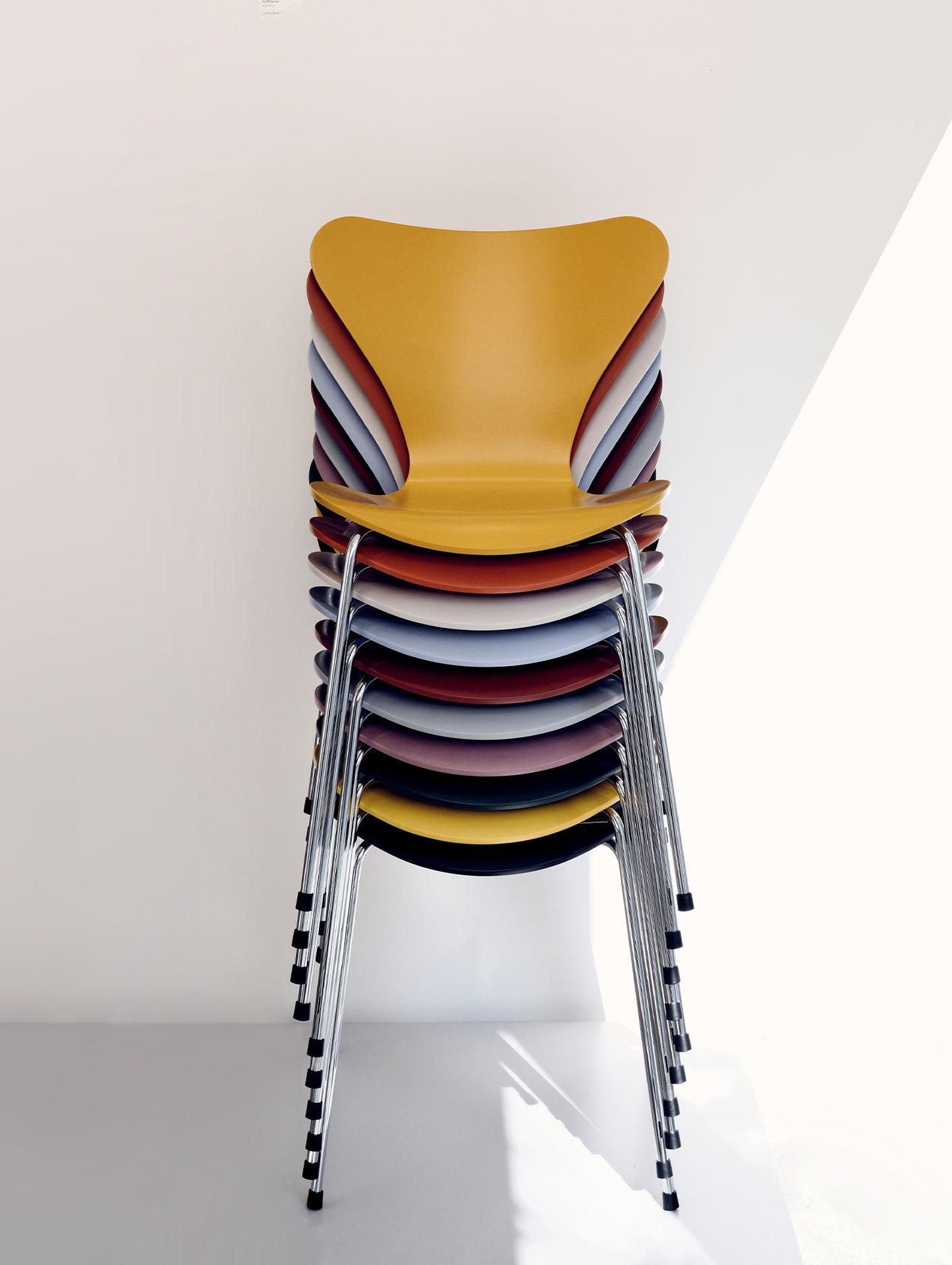 Series 7™ 3107 Dining Chair by Fritz Hansen