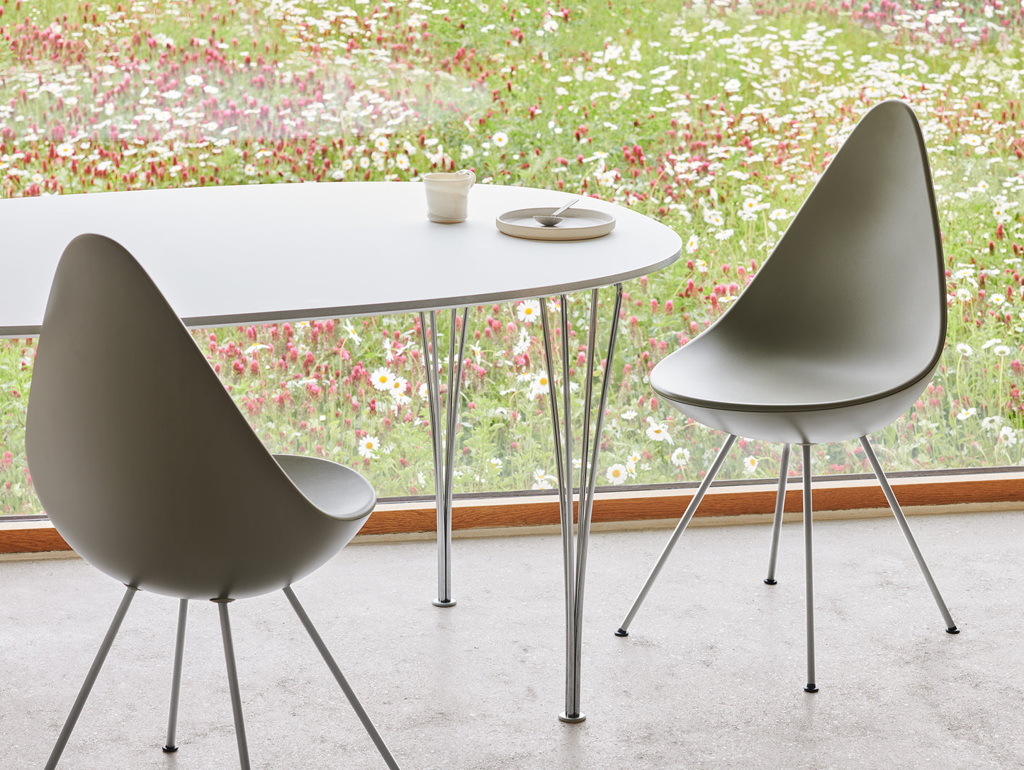 B612 / White Laminate Tabletop / Chromed Steel Base