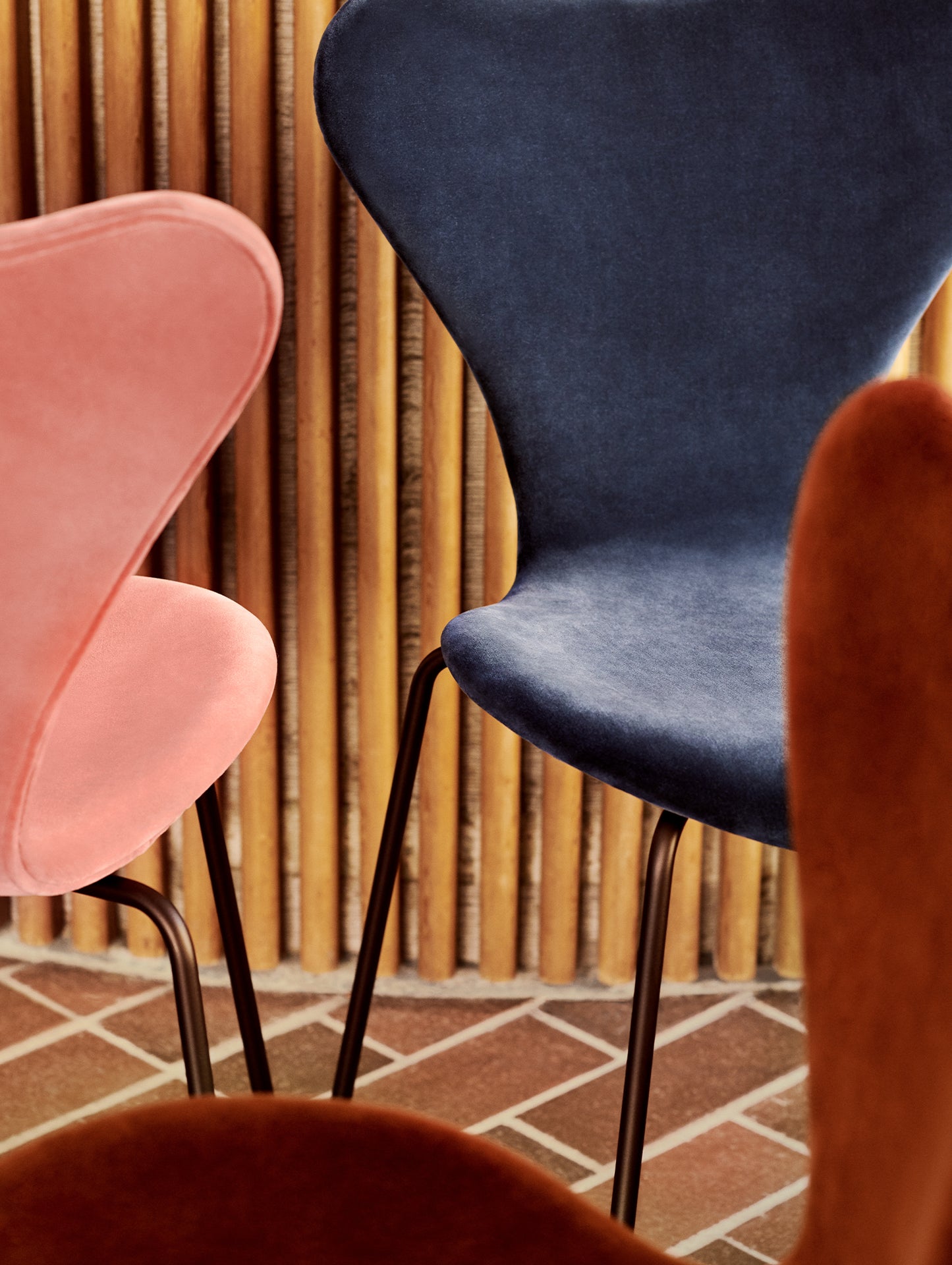 Series 7™ 3107 Dining Chair (Fully Upholstered) by Fritz Hansen - Belfast (Velvet) Misty Rose, Blue Grey