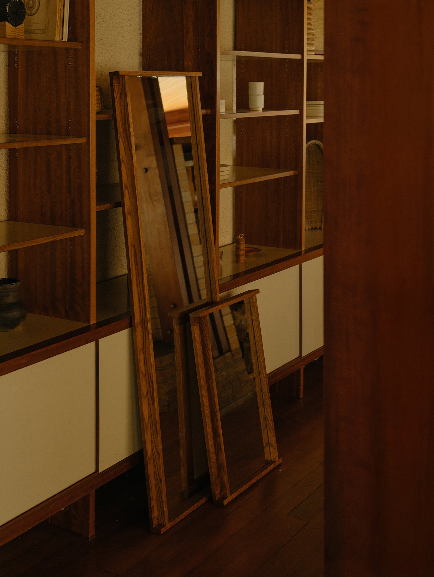 Symmetry Mirror by Frama