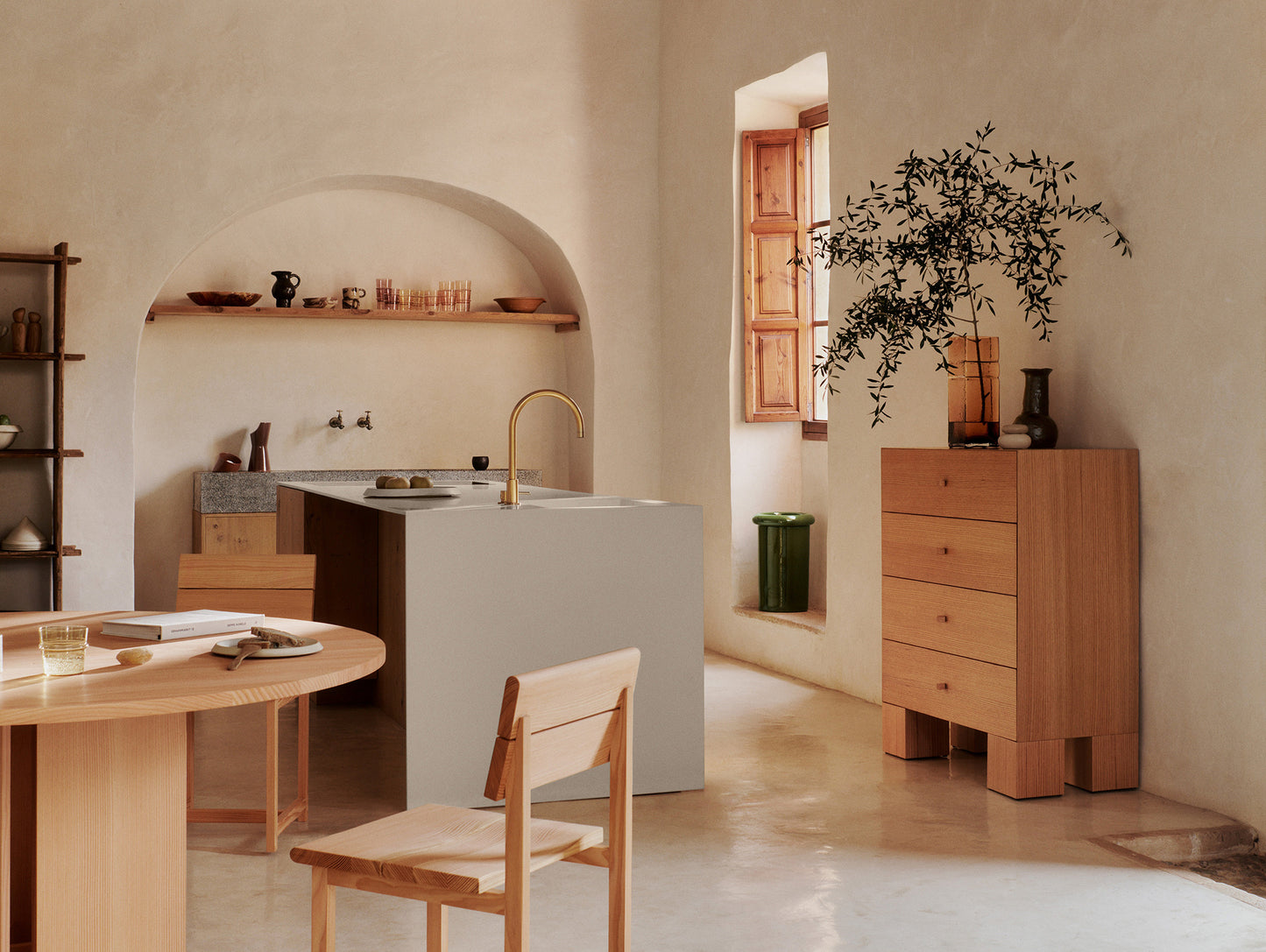 Aukko Dining Table