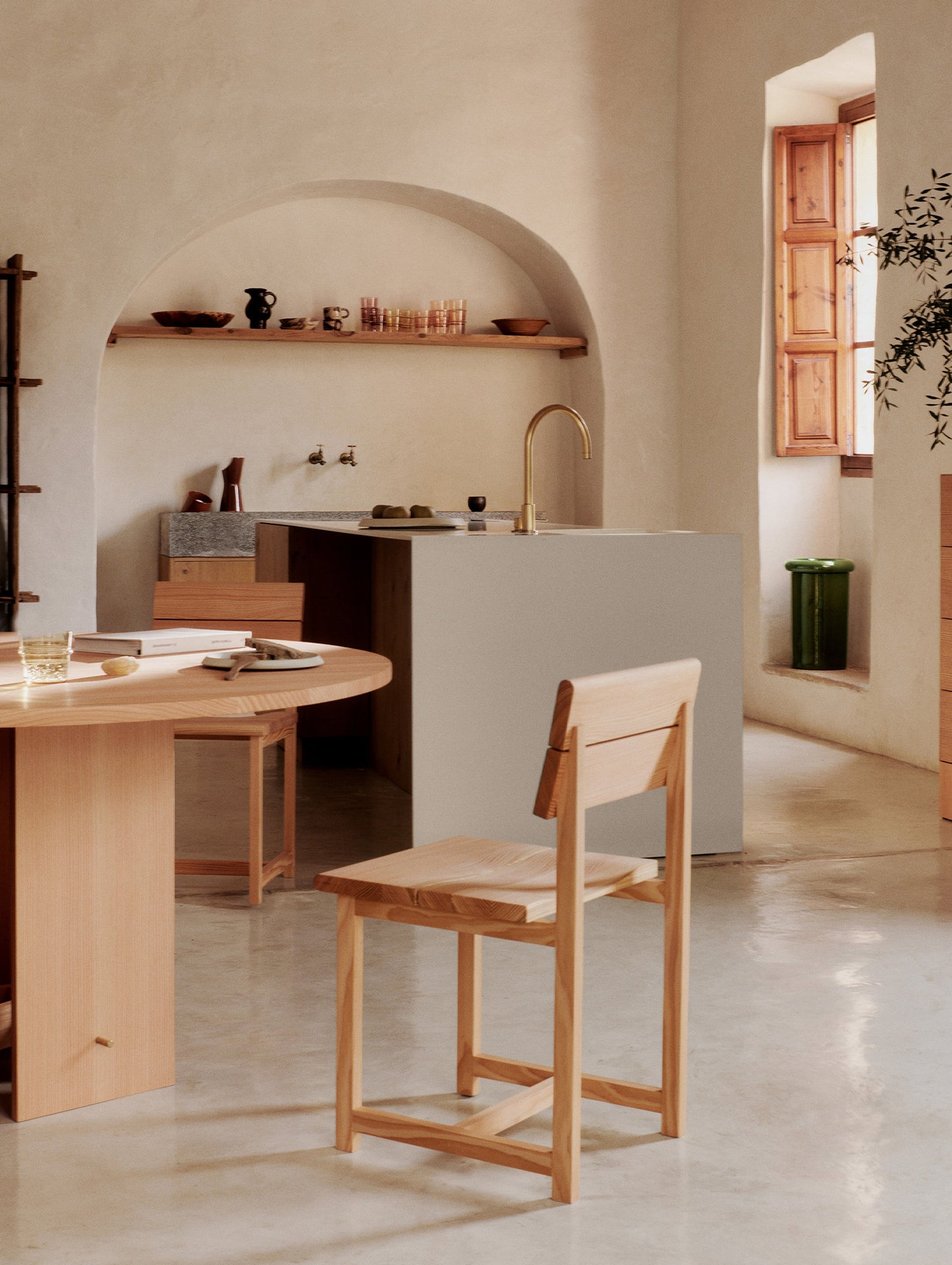 Aukko Dining Table