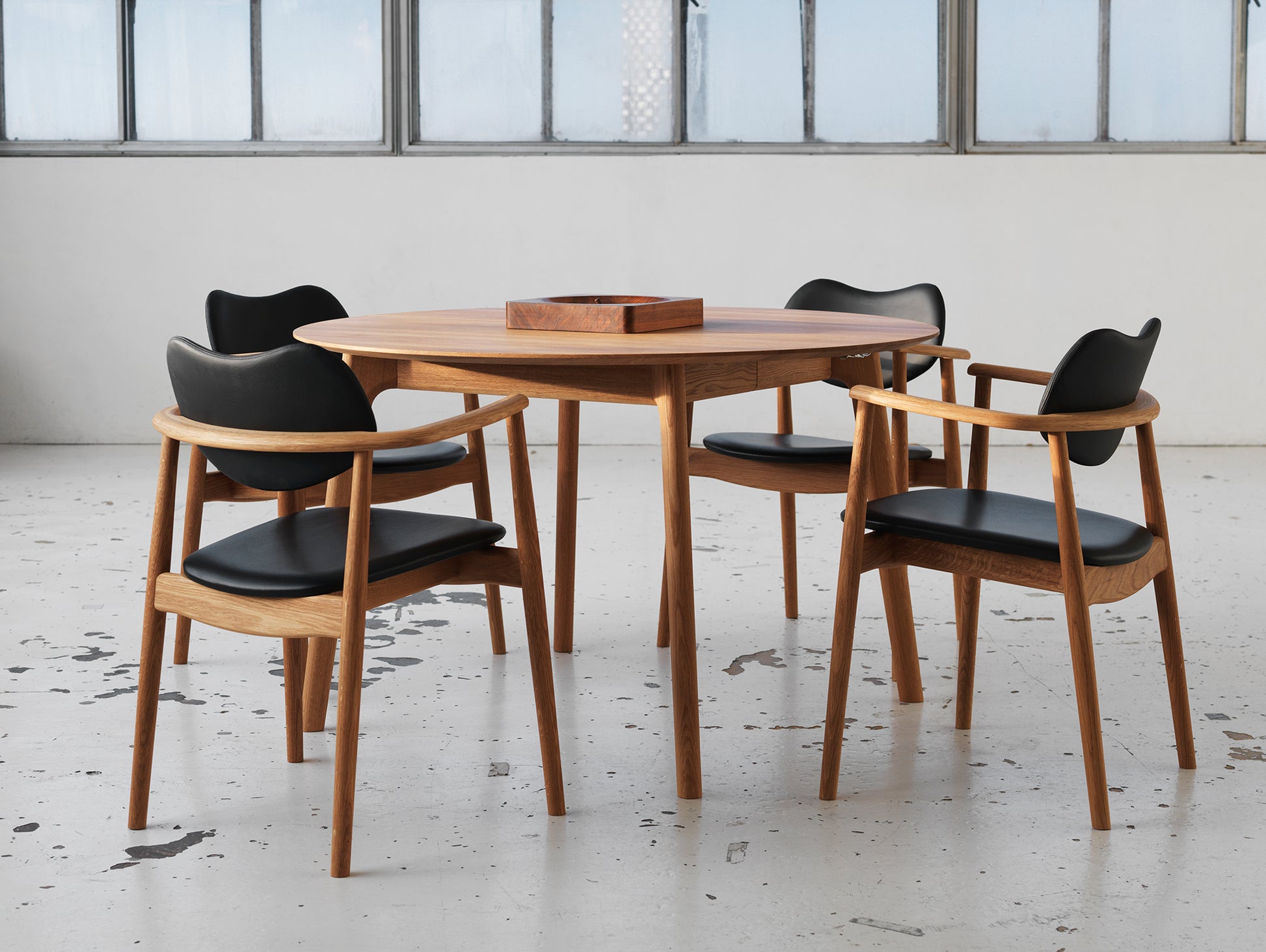 Salon Extendable Table - Round by Ro Collection - Oiled Oak