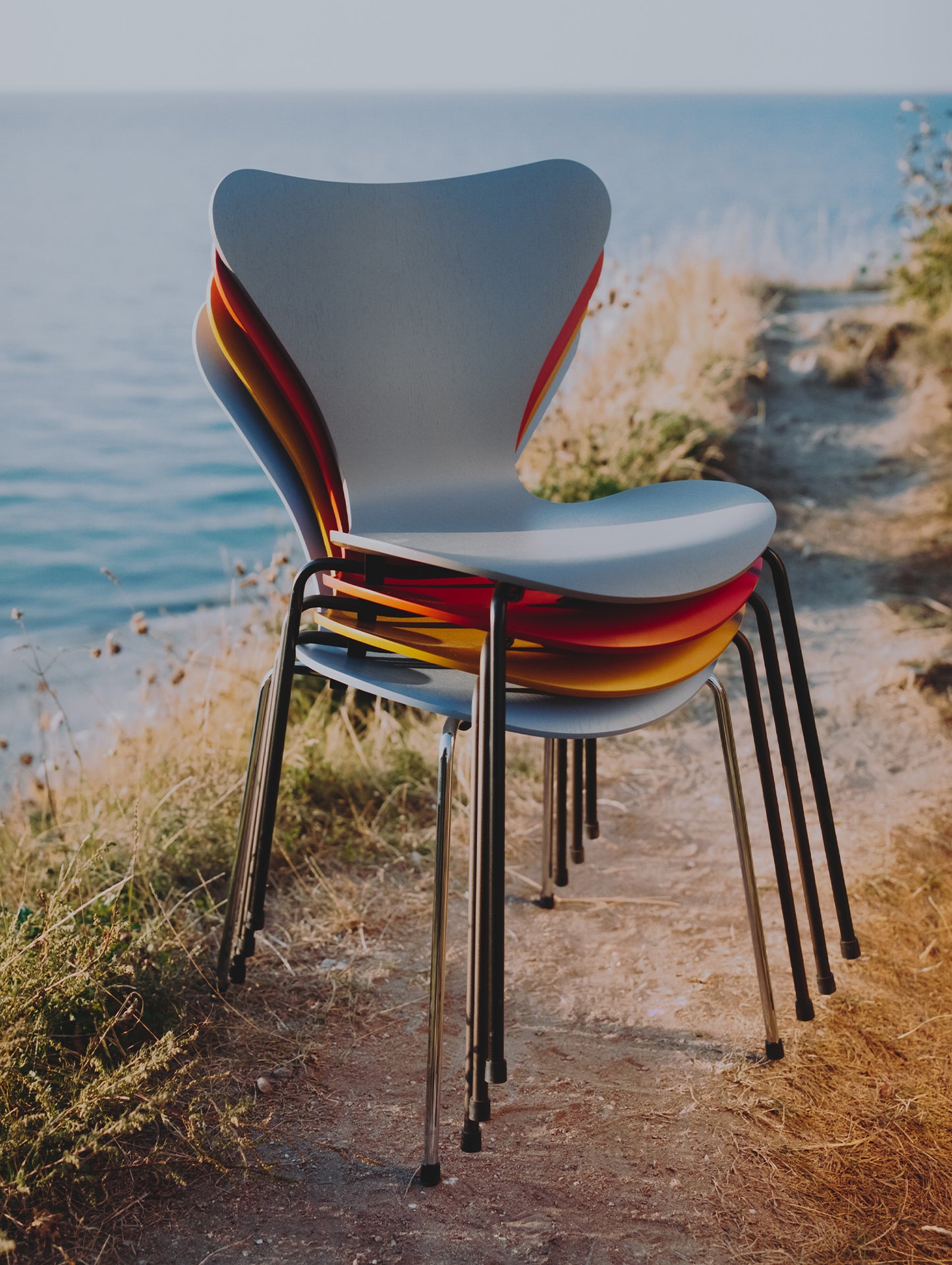 Series 7™ 3107 Dining Chair by Fritz Hansen