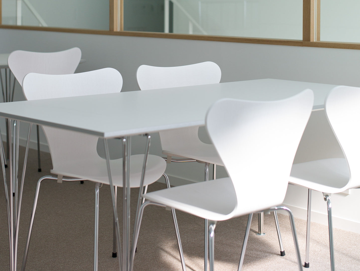Series 7™ 3107 Dining Chair by Fritz Hansen