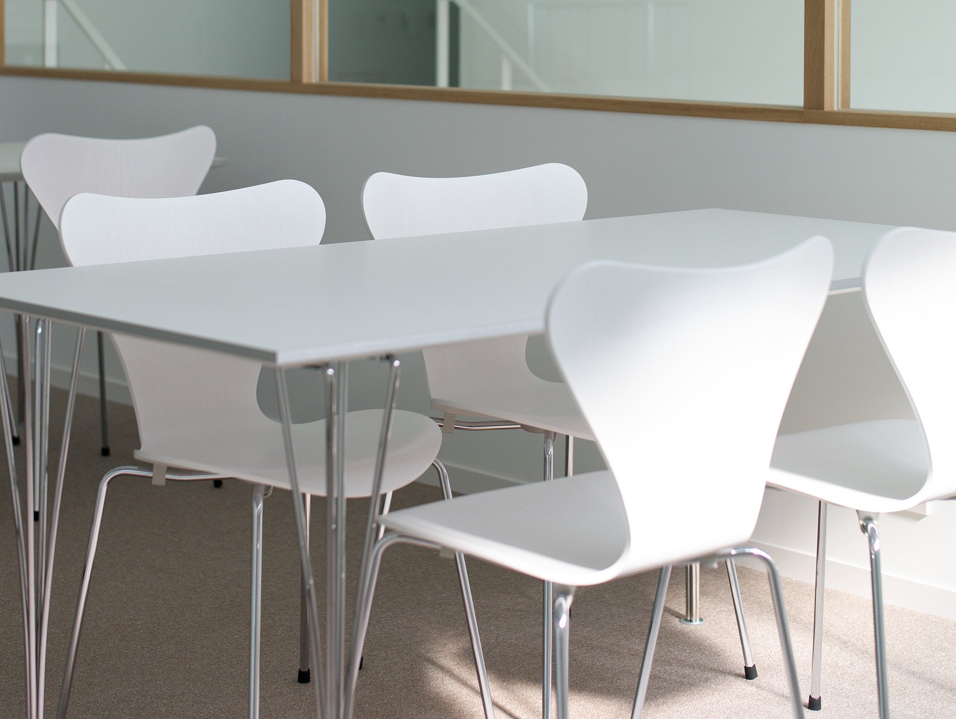 Series 7™ 3107 Dining Chair by Fritz Hansen