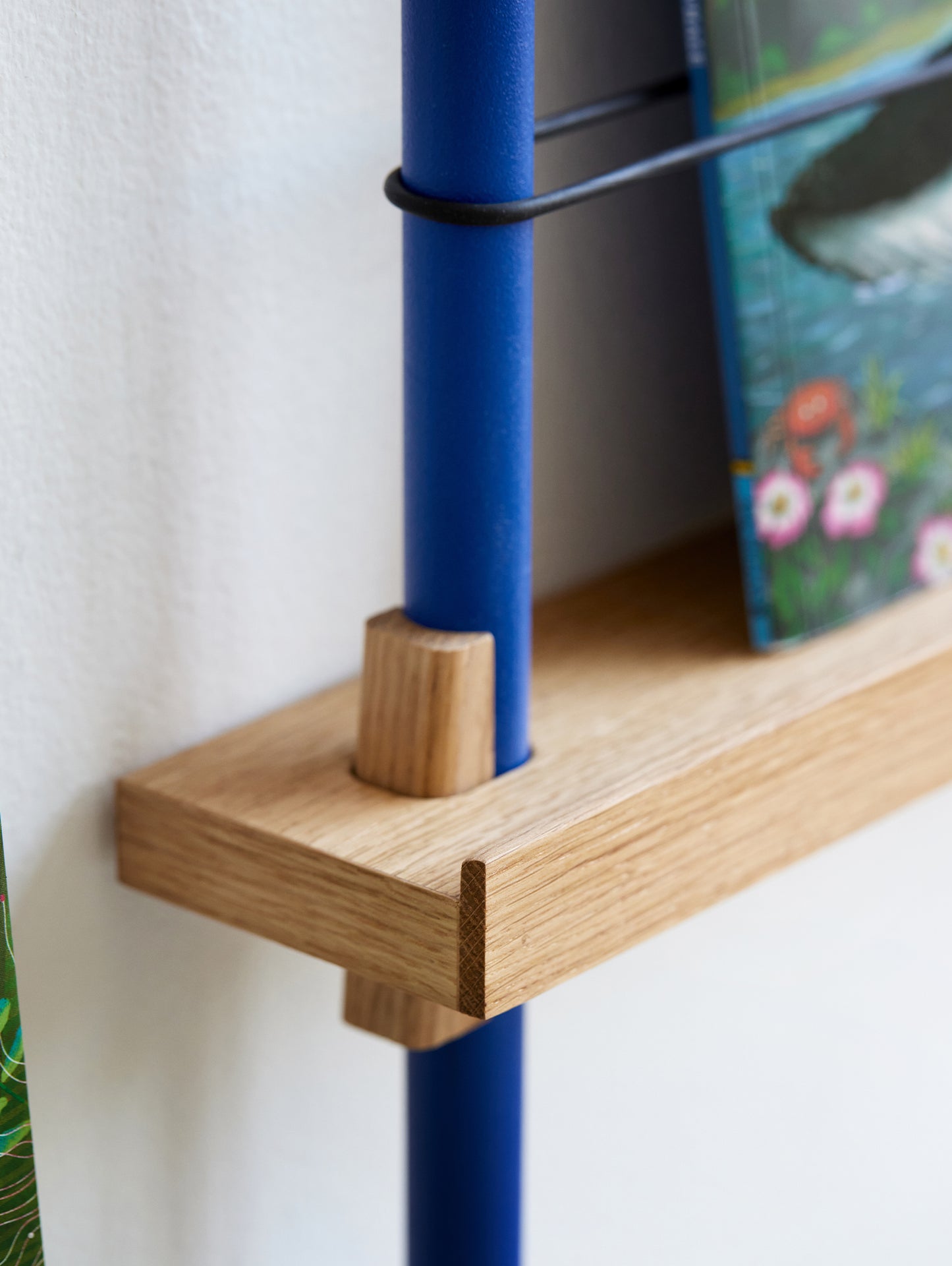 Magazine Shelving Sets (65 cm) by Moebe - Deep Blue Uprights / Oak