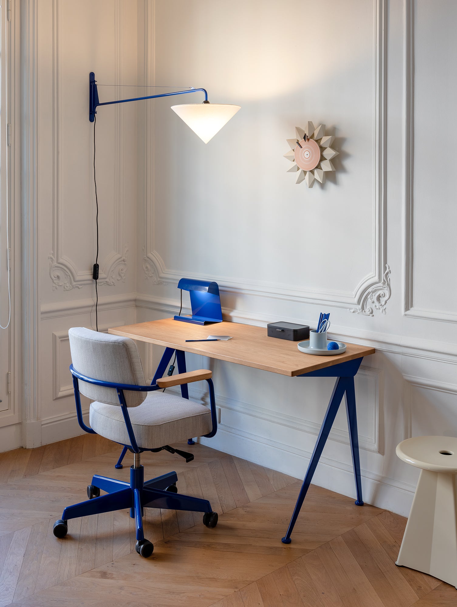 Compas Direction by Vitra -  Oiled Oak Tabletop / Bleu Marcoule