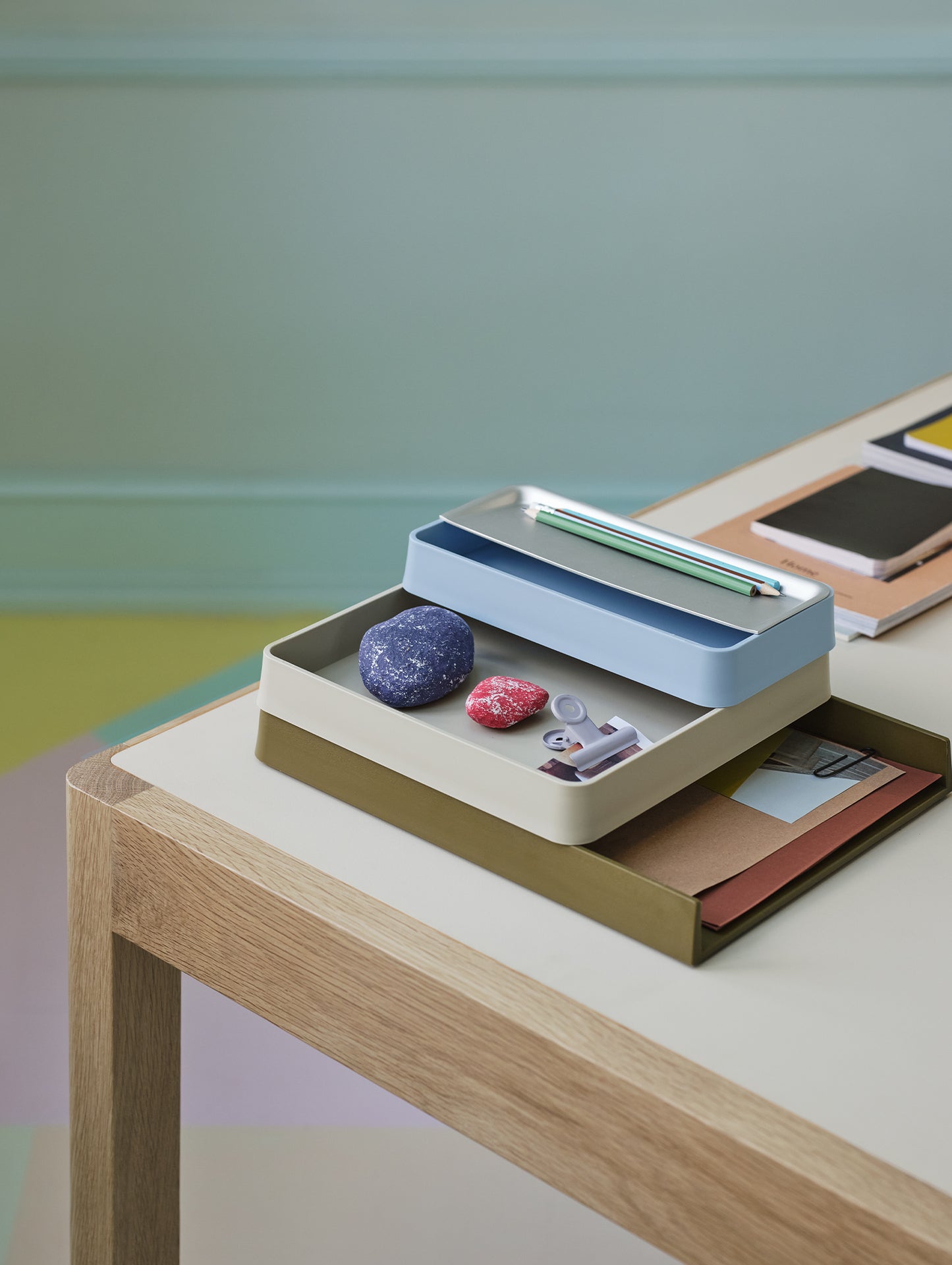 Workshop Table by Muuto - 140 x 92 cm / Warm Grey Linoleum Top with Lacquered Oak Base
