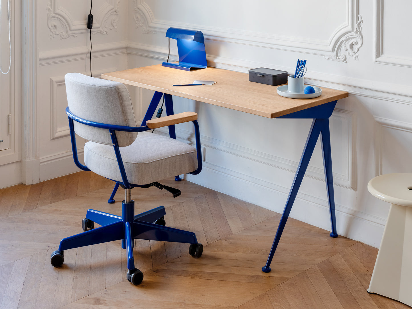 Compas Direction by Vitra -  Oiled Oak Tabletop / Bleu Marcoule