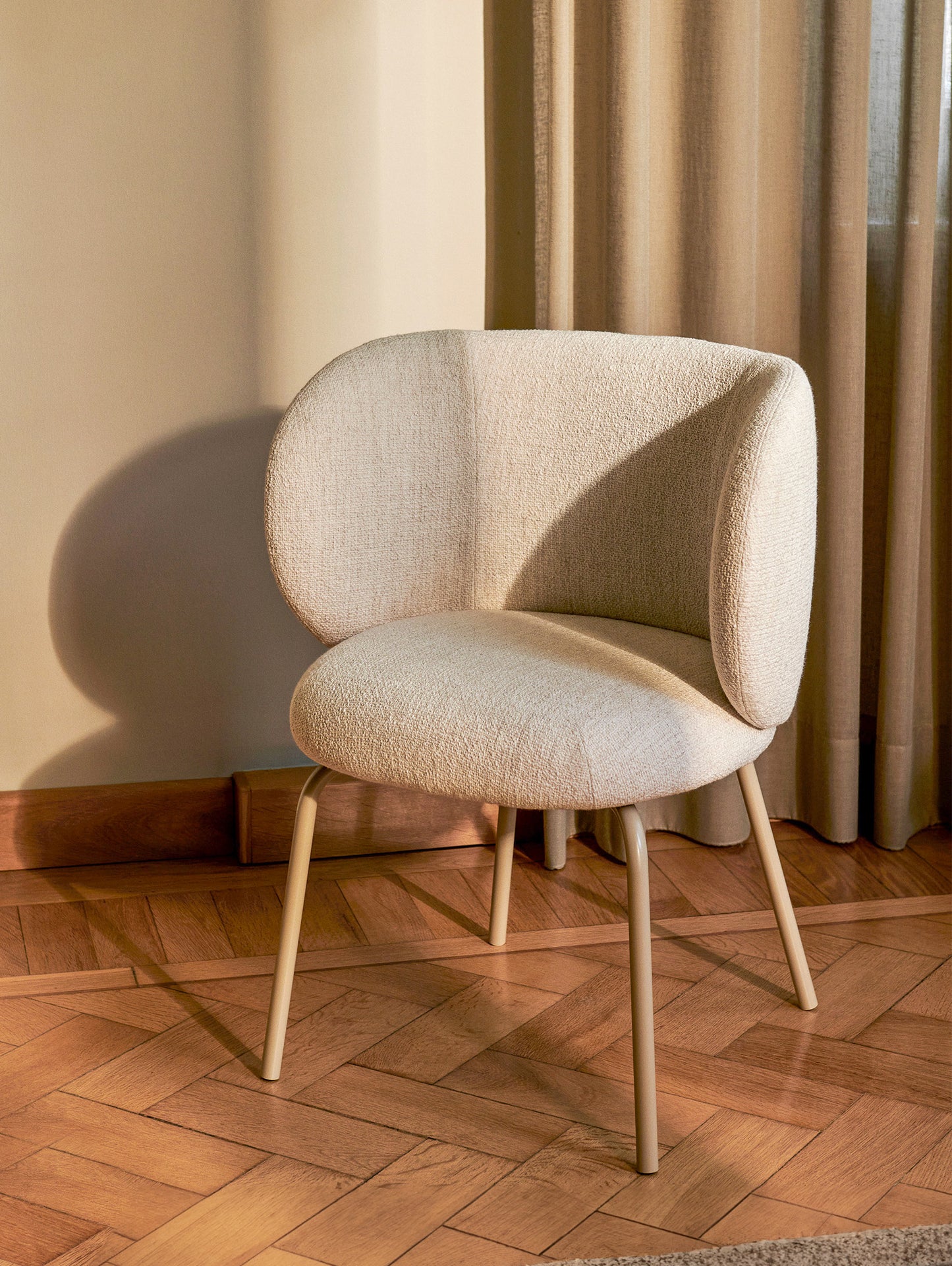 Rico Dining Chair - Fixed Base by Ferm Living - Off-White Boucle - Cashmere Legs