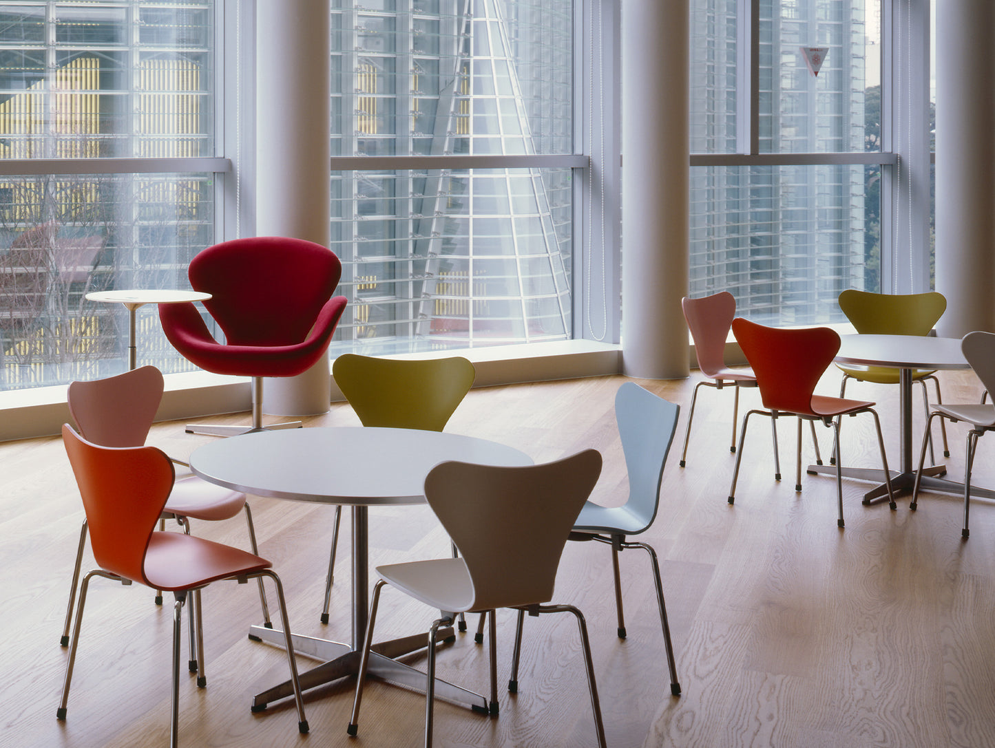 Series 7™ 3107 Dining Chair by Fritz Hansen