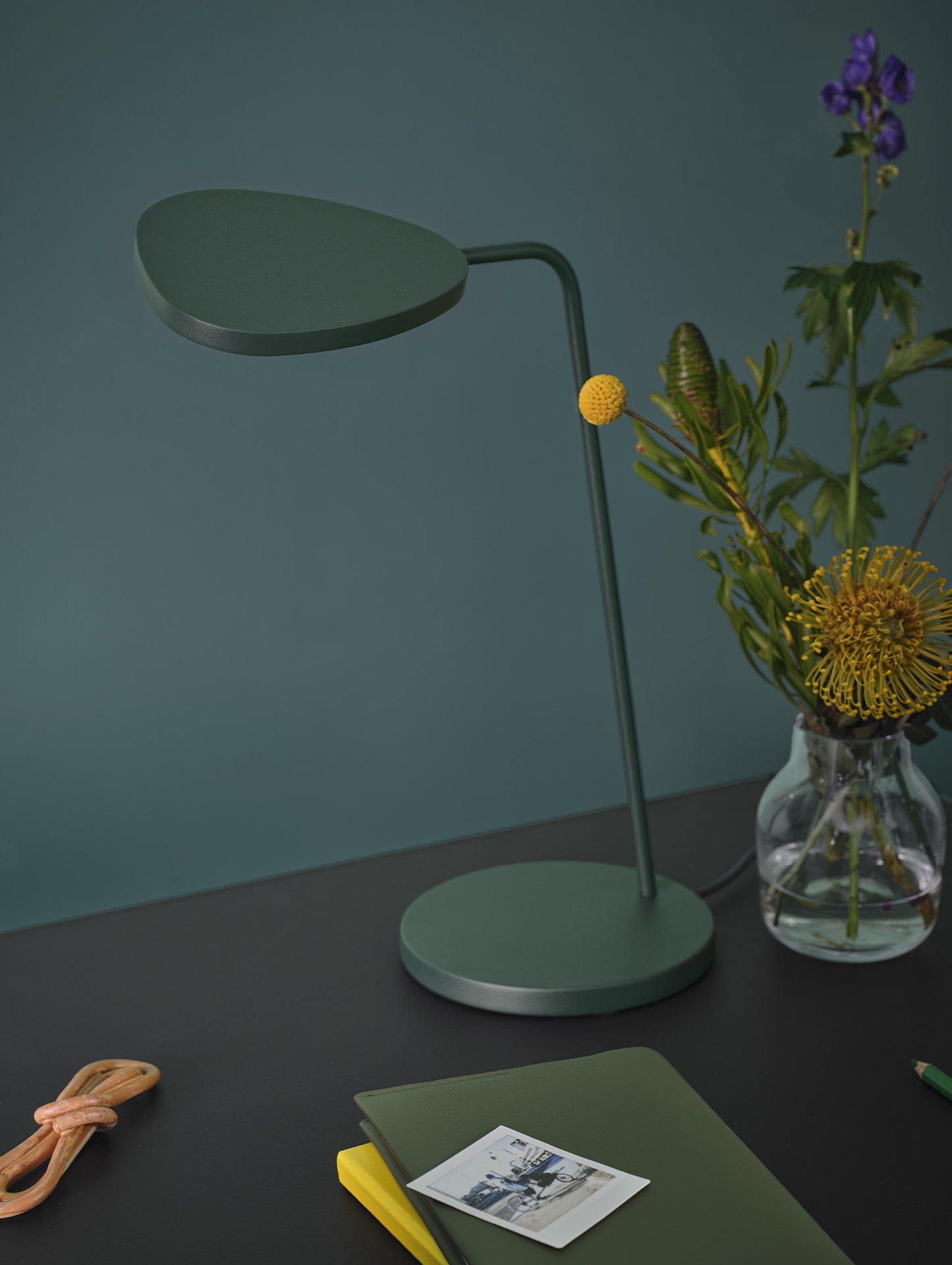 Dark Green Leaf Table Lamp by Muuto