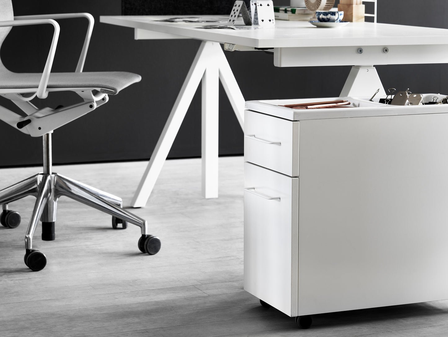 Height Adjustable Work Desk by String