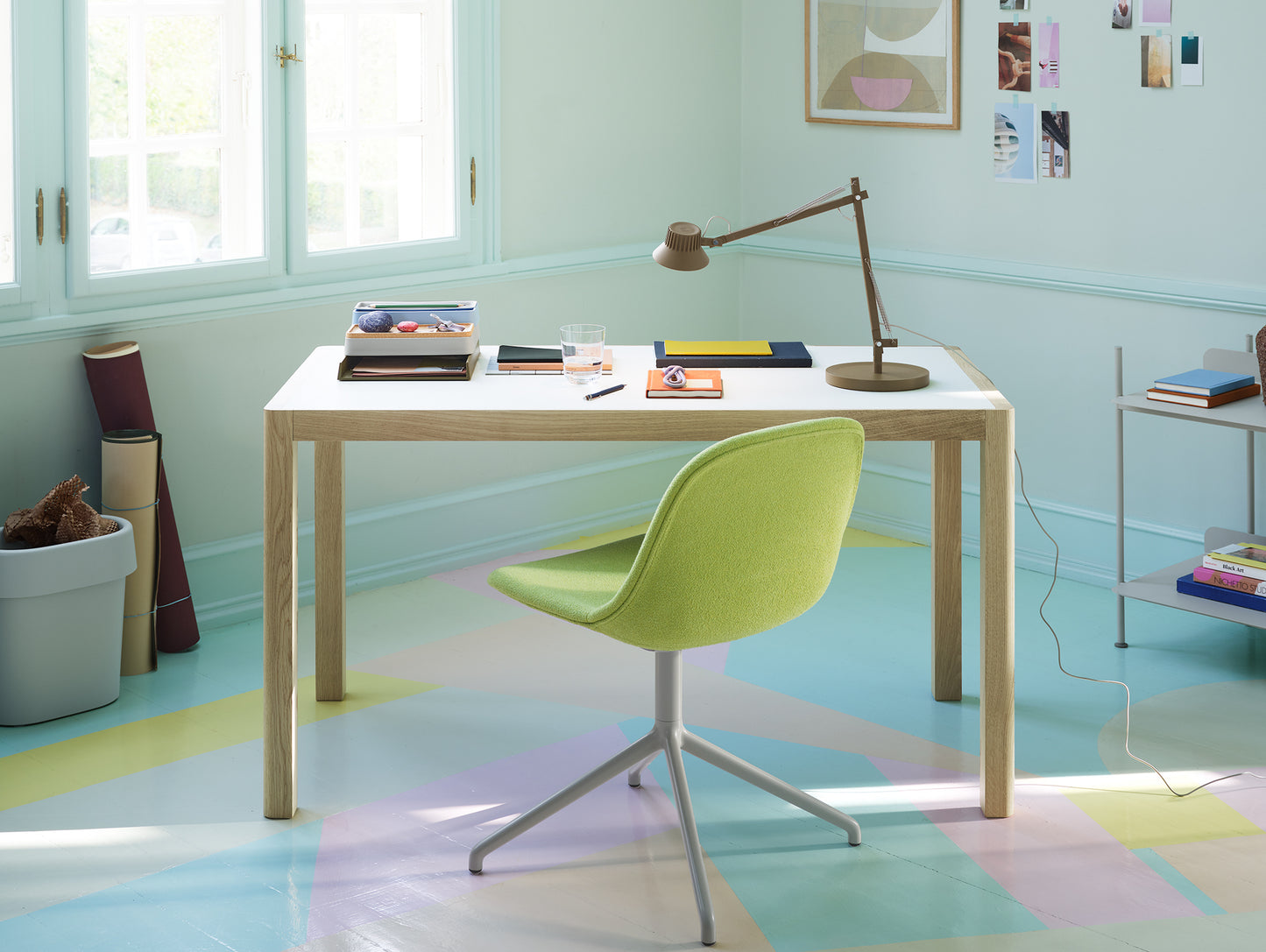 Workshop Table by Muuto - 140 x 92 cm / Warm Grey Linoleum Top with Lacquered Oak Base