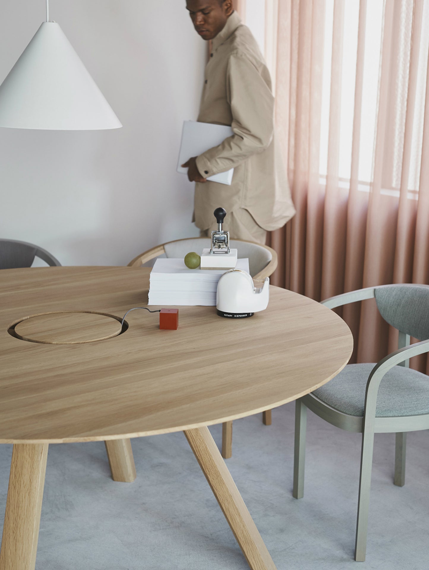Spectrum Workstation Round by Karimoku New Standard