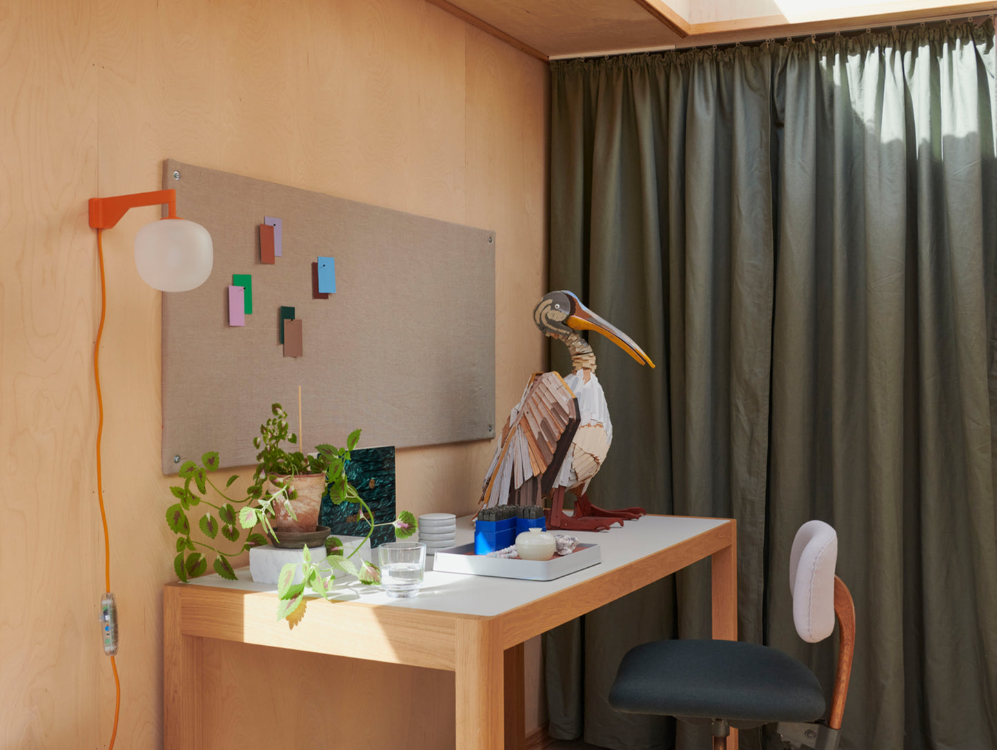 Workshop Table by Muuto - 130 x 65 cm / Warm Grey Linoleum Top with Lacquered Oak Base