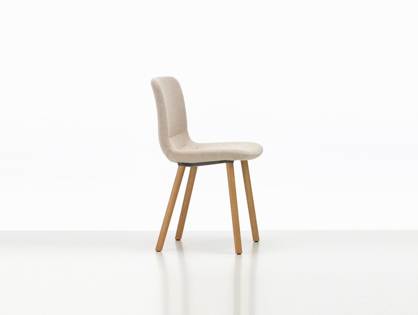 HAL Soft Wood Chair by Vitra - Natural Oak Base - Plano 03 Parchment / Cream White (F30)