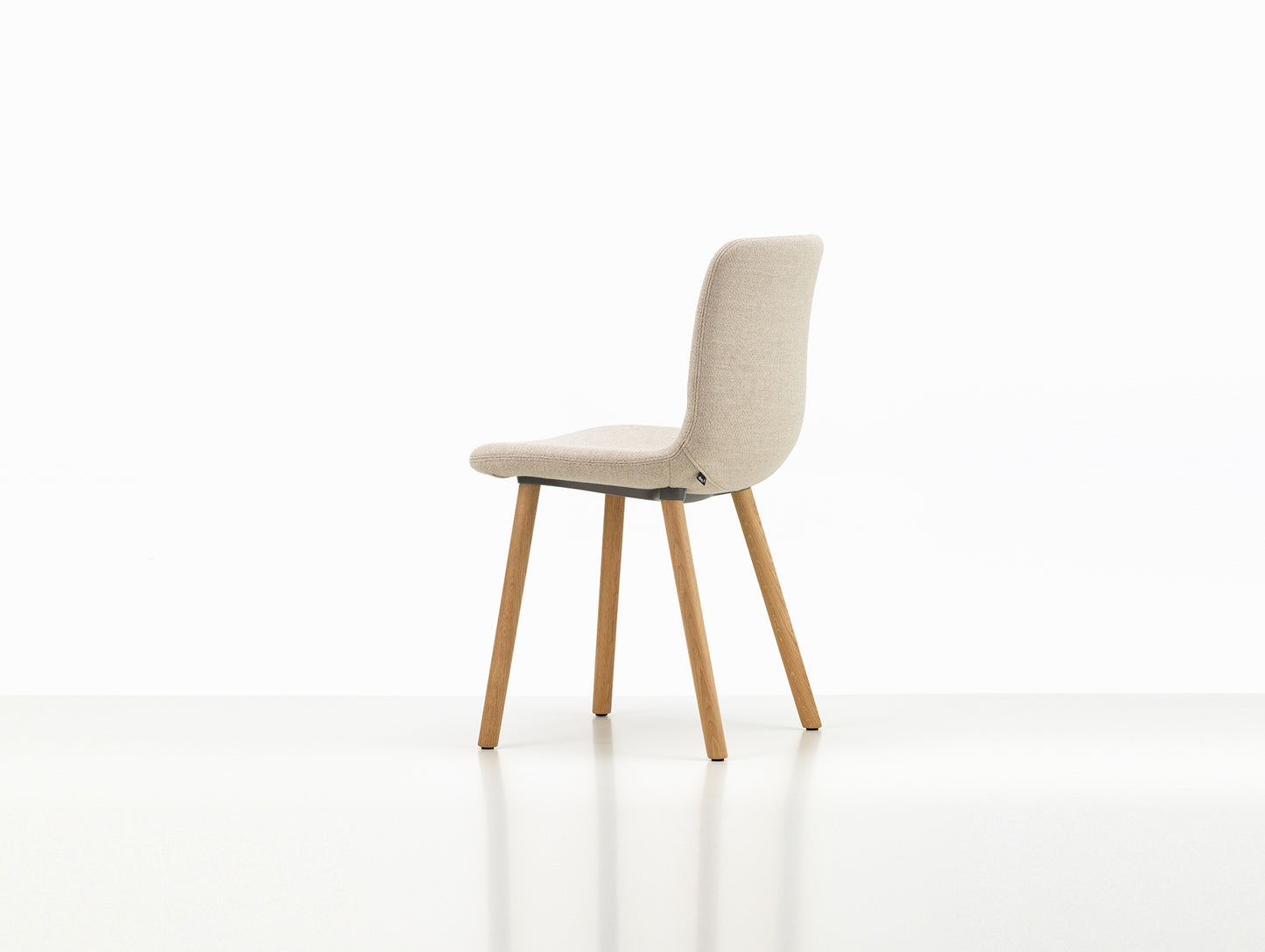 HAL Soft Wood Chair by Vitra - Natural Oak Base - Plano 03 Parchment / Cream White (F30)