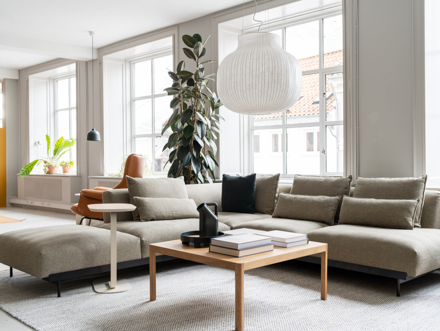 Workshop Coffee Table by Muuto - 86 x 86 cm / Lacquered Oak