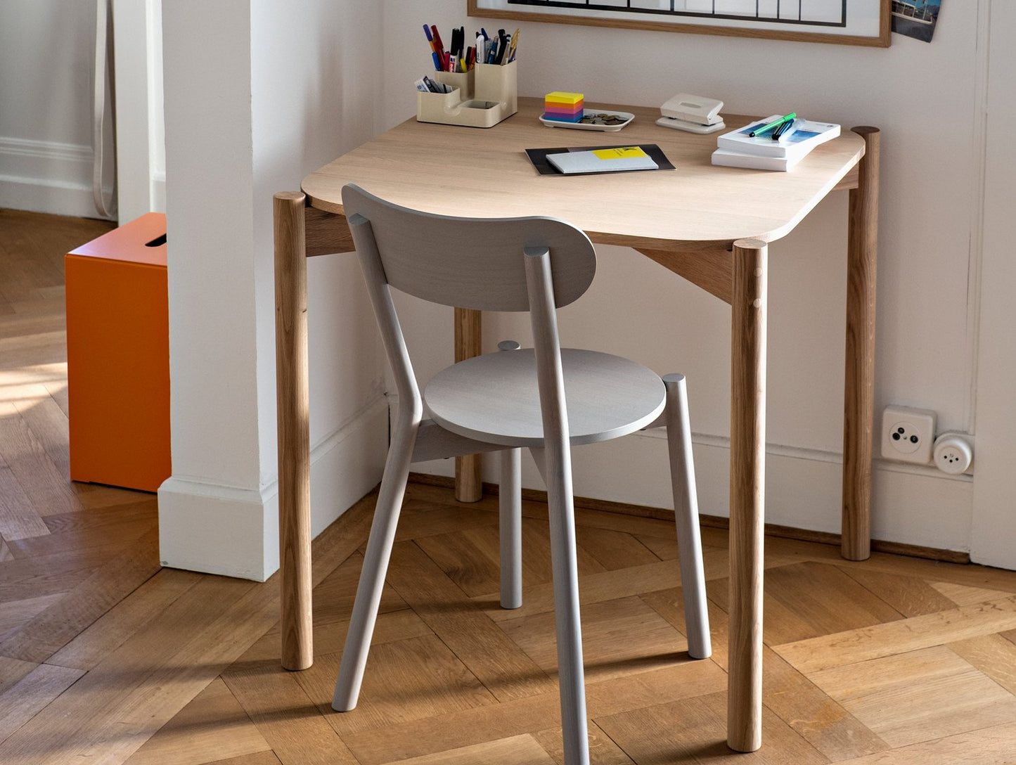Castor Table by Karimoku New Standard