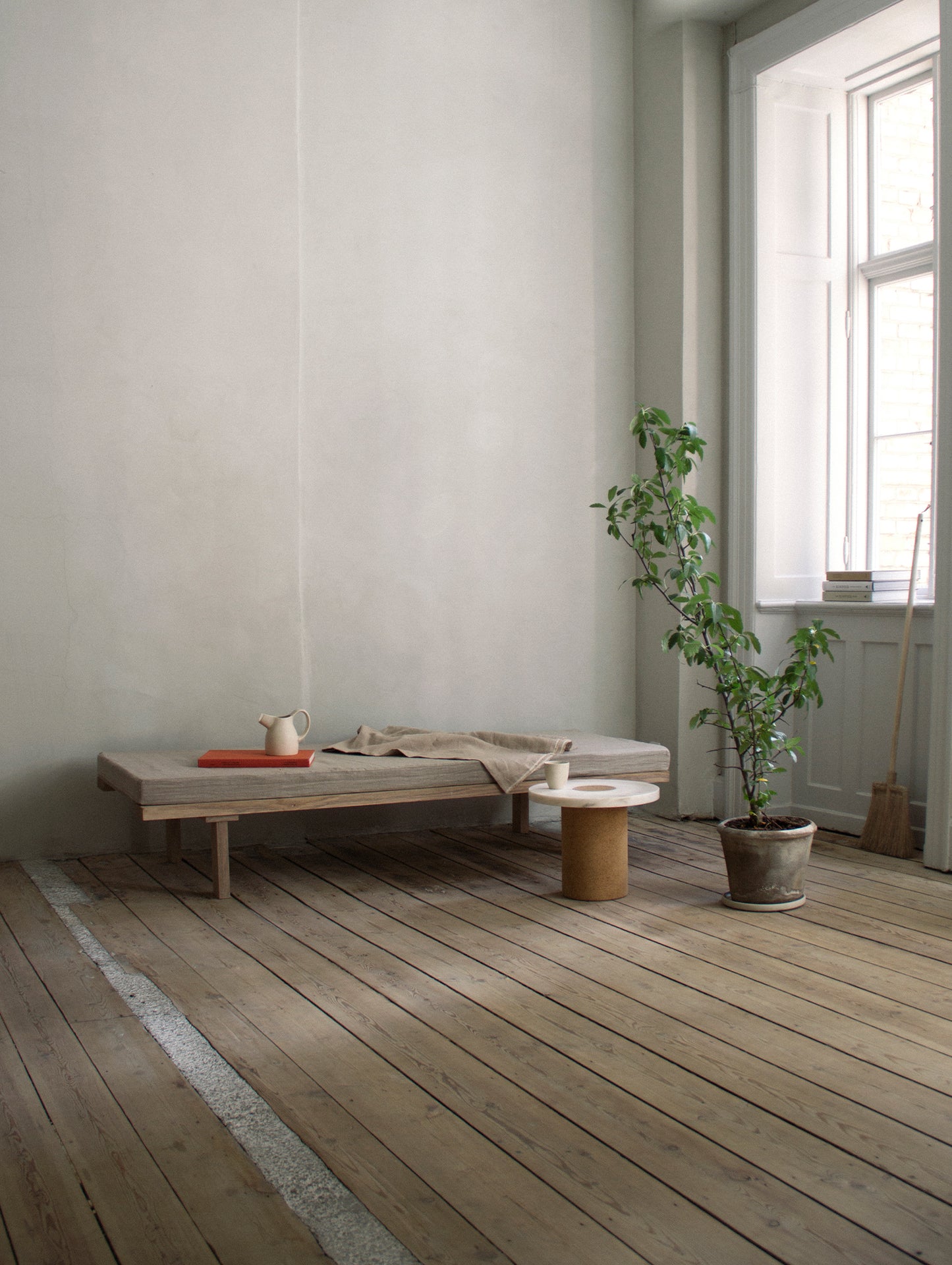 KR-180 Daybed by Frama