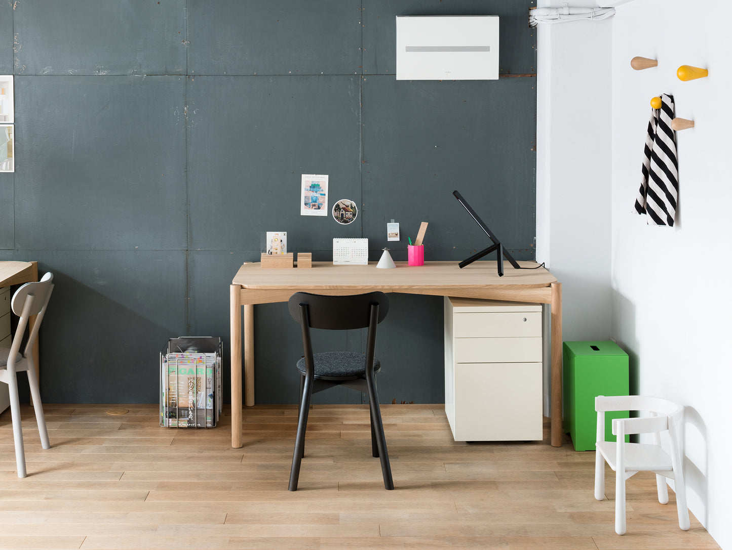Castor Table by Karimoku New Standard