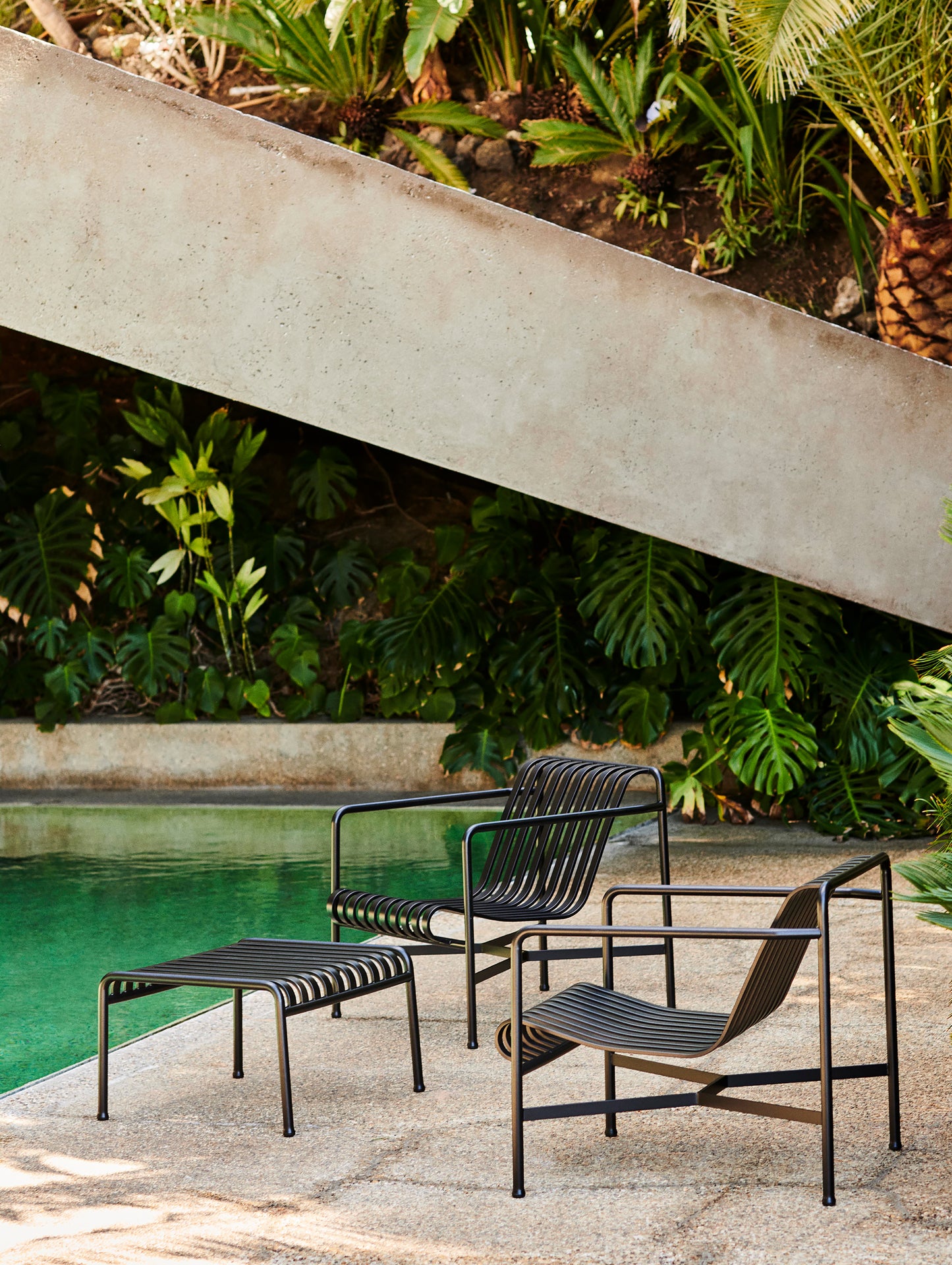 Palissade Lounge Chair Low and Ottoman in Anthracite