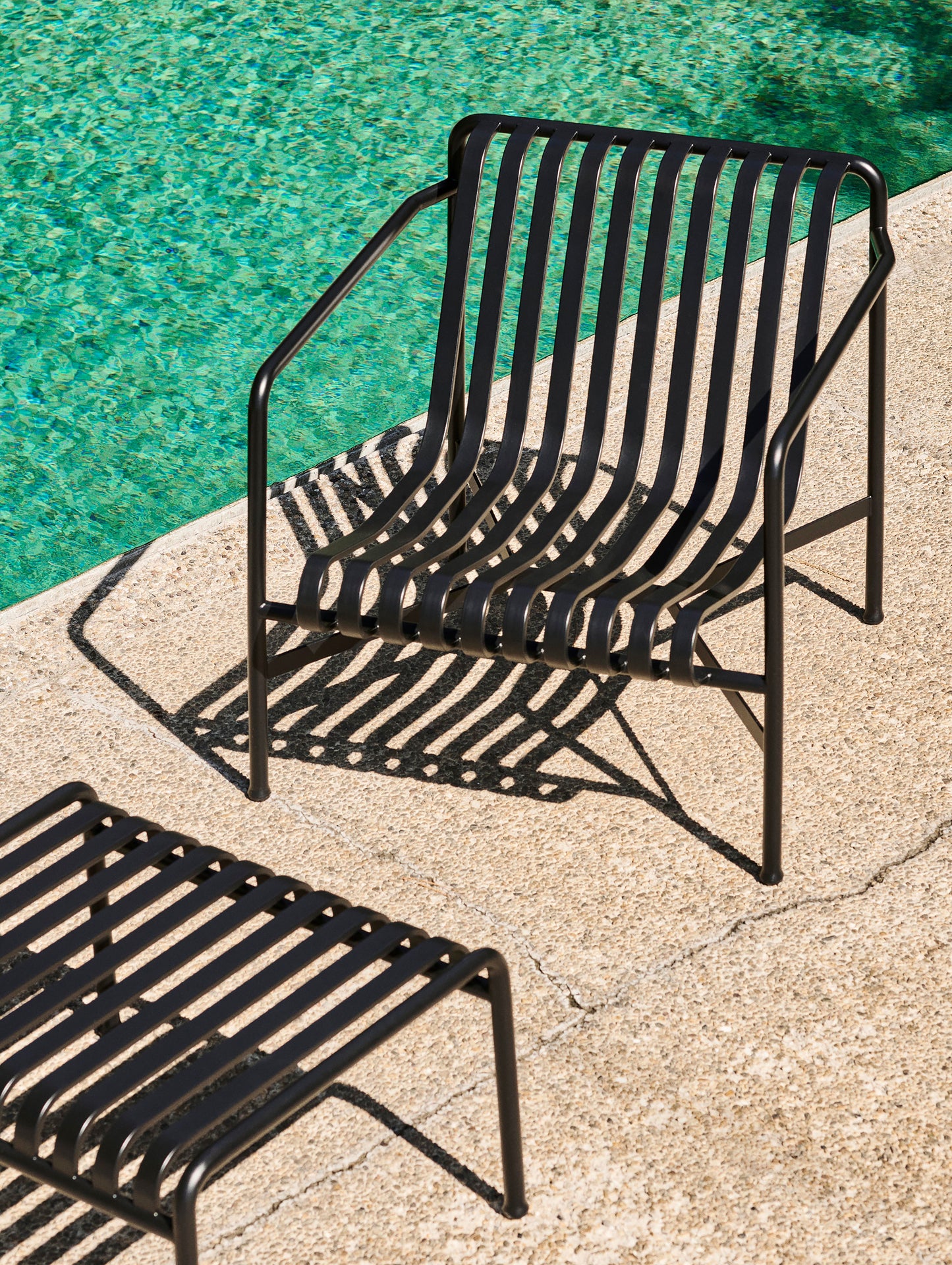 Palissade Lounge Chair Low and Ottoman in Anthracite