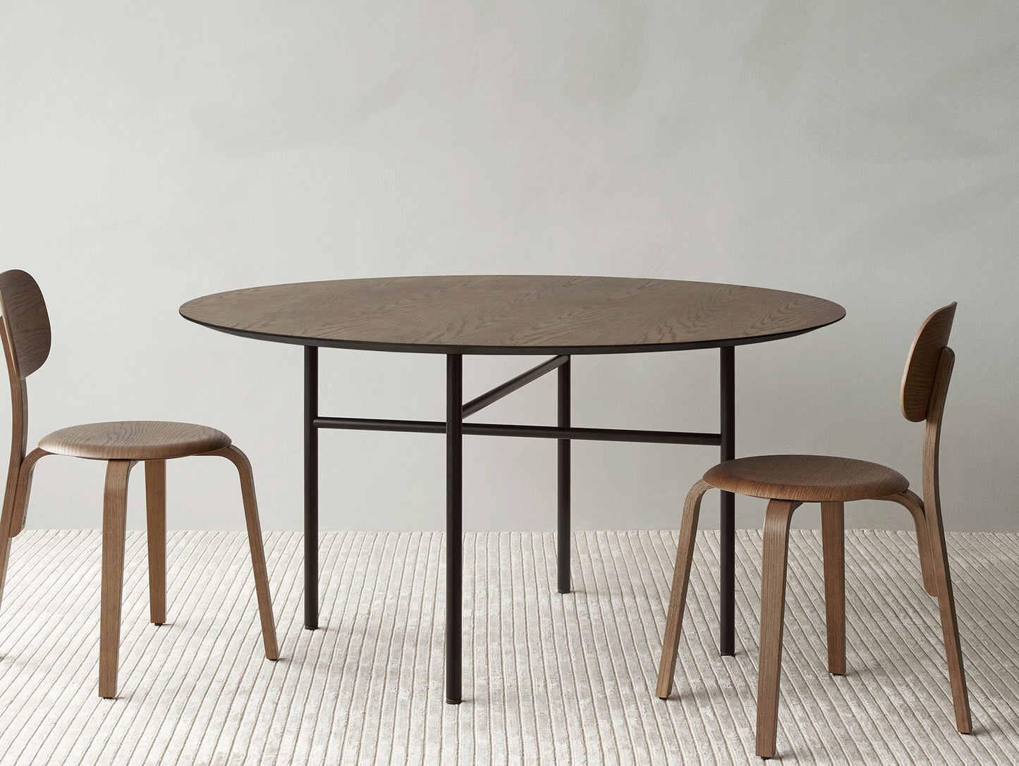 Snaregade Dining Table - Circle by Menu / D120 cm / Dark Stained Oak Veneer Tabletop / Black Steel Base