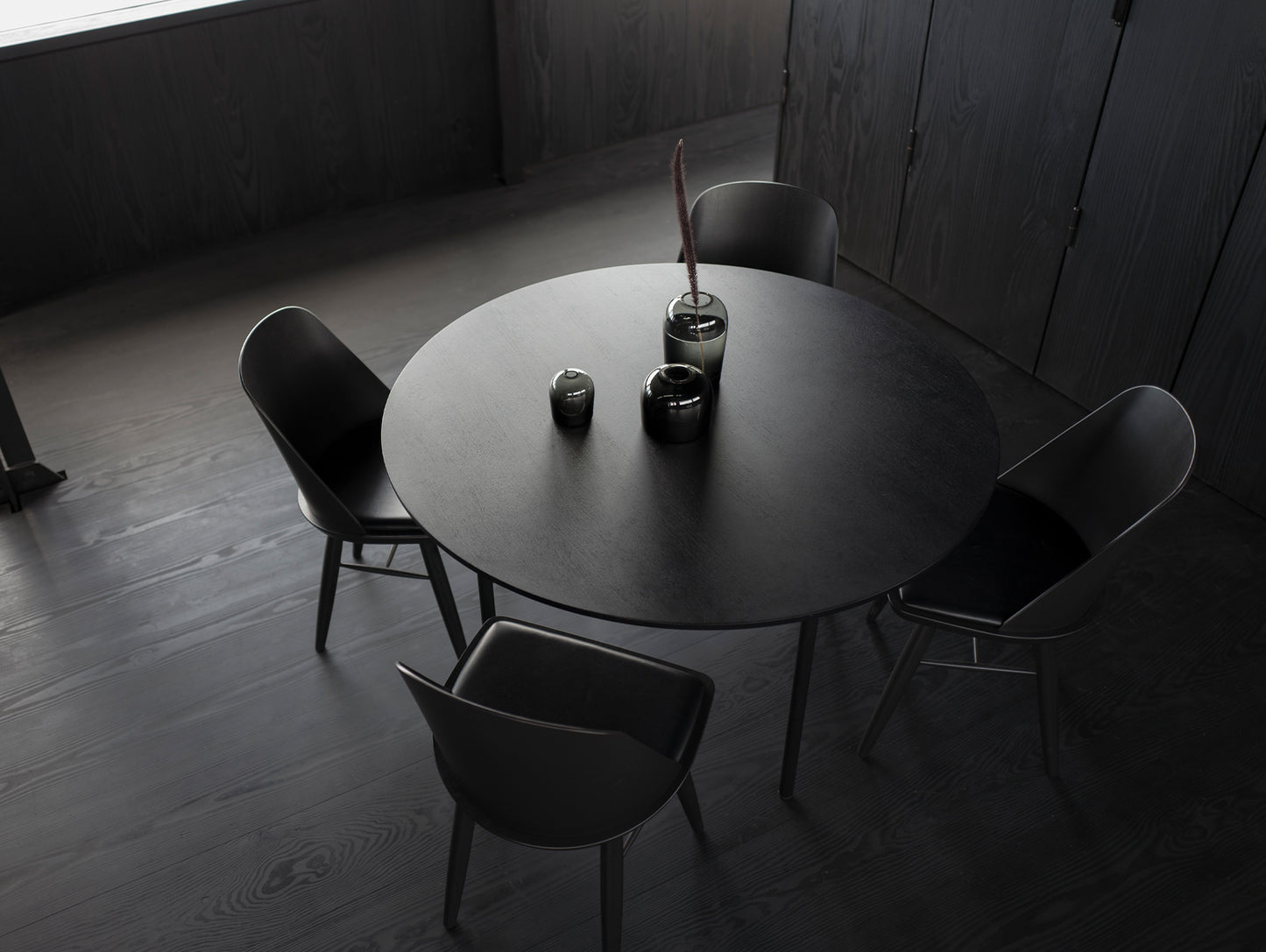 Snaregade Dining Table - Circle by Menu / D138 cm / Black Oak Veneer Tabletop / Black Steel BaseSnaregade Dining Table - Circle by Menu / D120 cm / Black Oak Veneer Tabletop / Black Steel Base