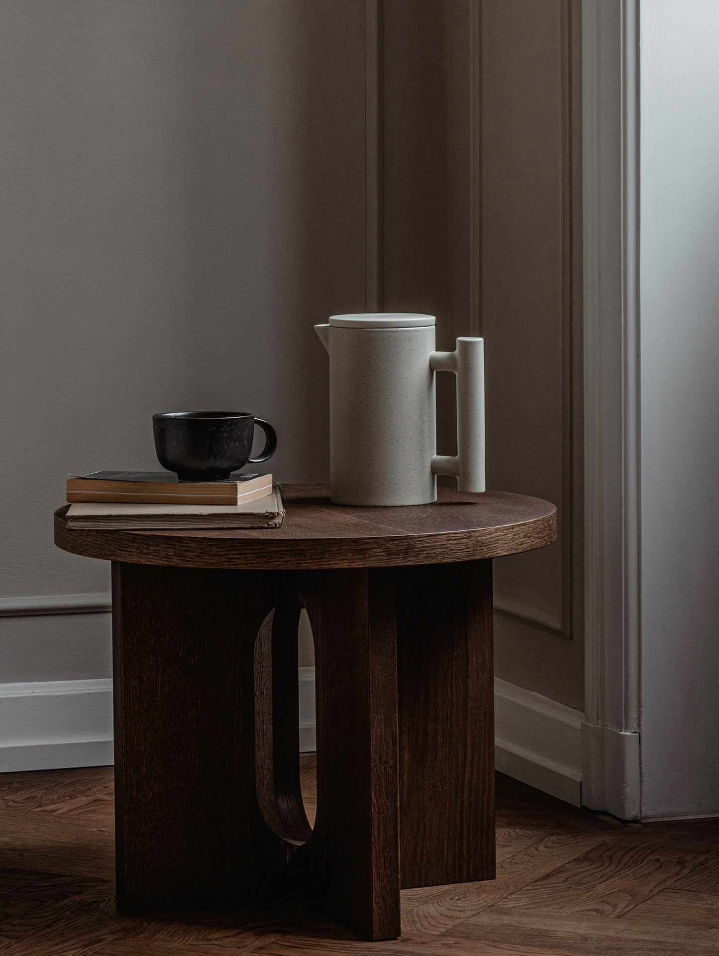 Androgyne Side Table, Ø50 - Dark Stained Oak Veneer Top / Dark Stained Oak Veneer Base