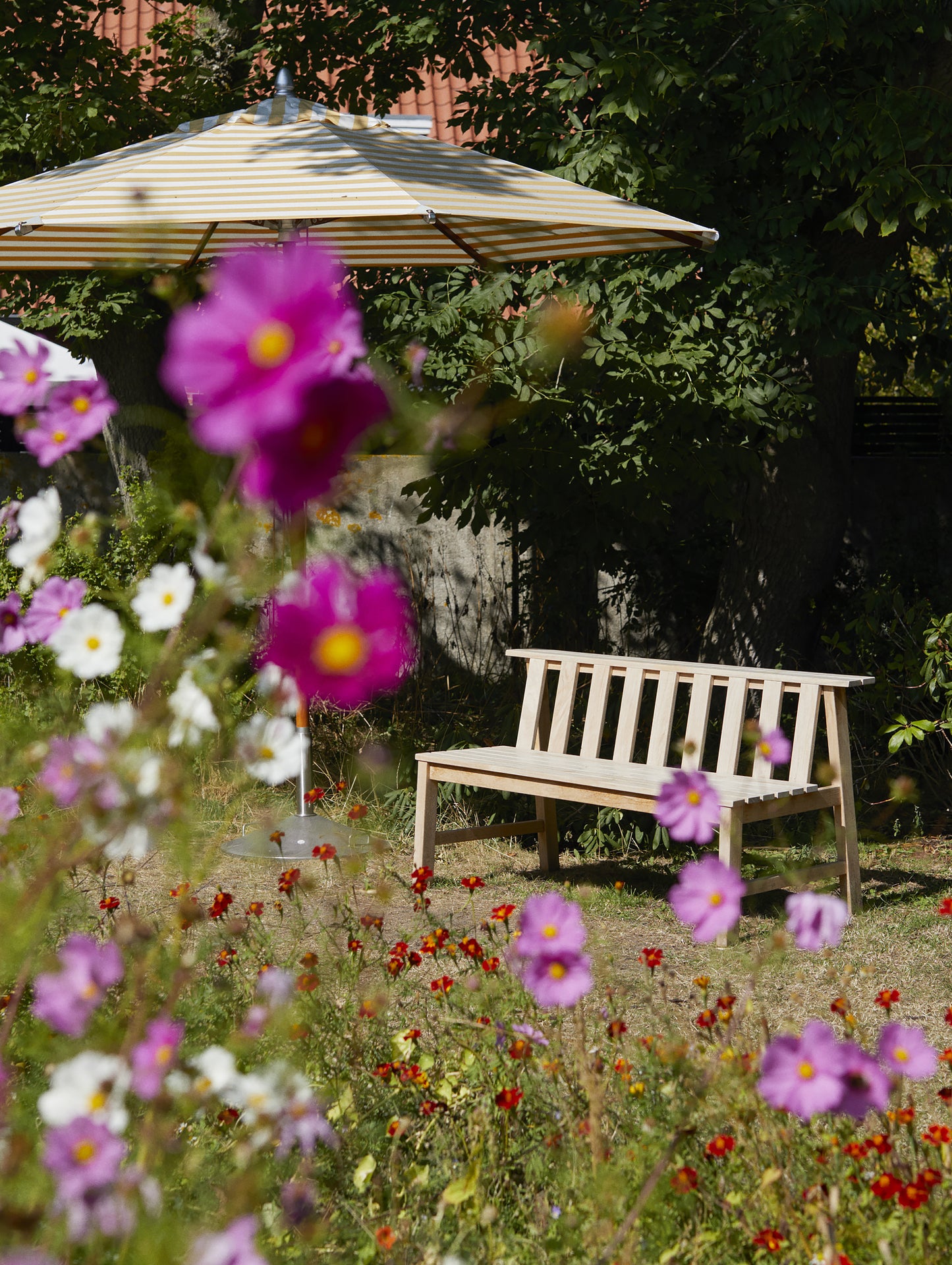 Plank Bench and Atlantis Umbrella 330 cm Yellow Stripe by Skagerak