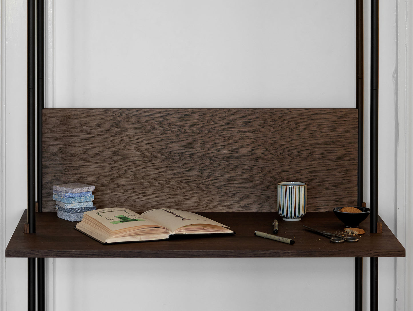Moebe Shelving System - S.200.1.D Set in Black / Smoked Oak