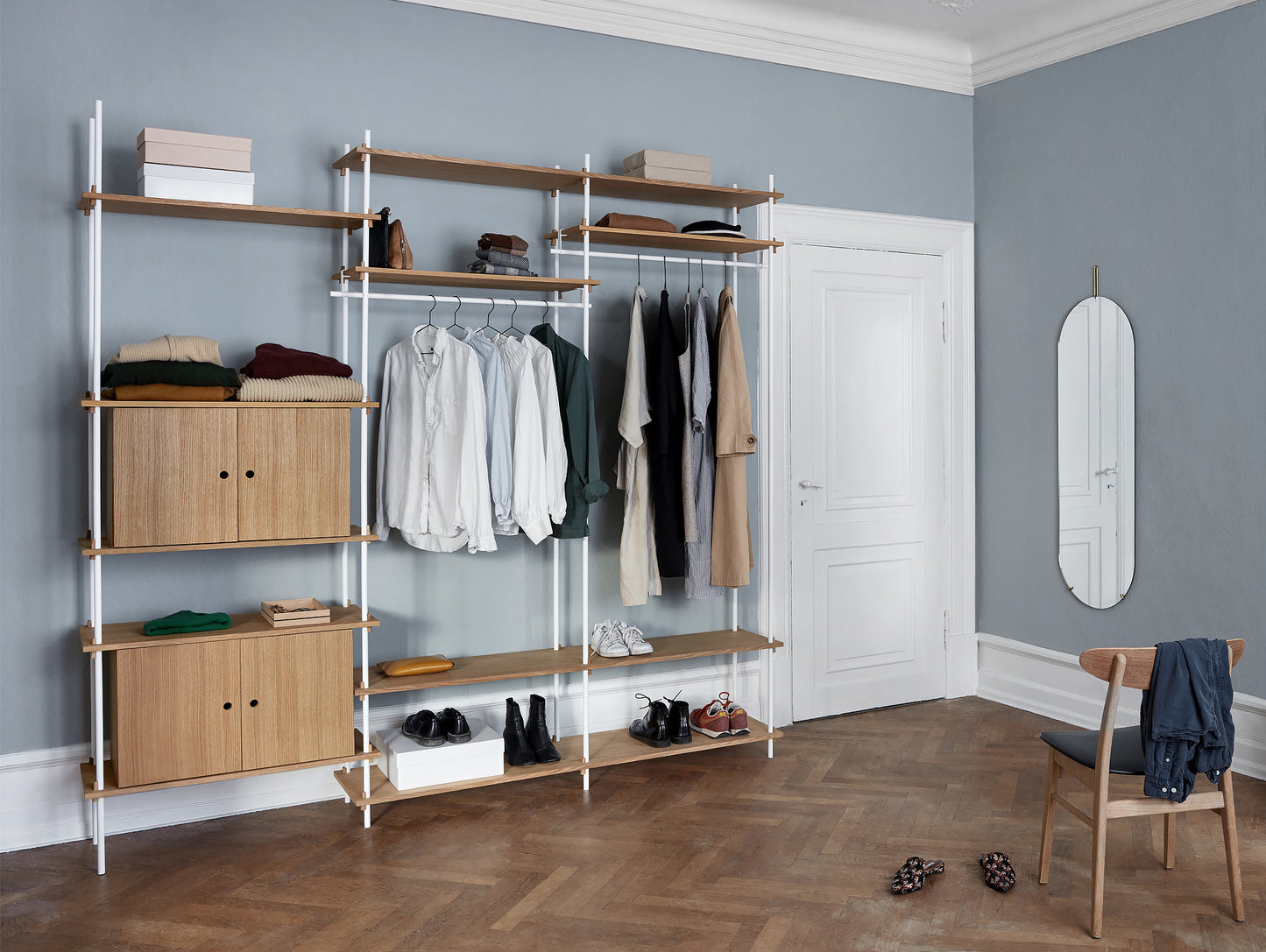 Moebe Shelving System 200 cm - White uprights with Oiled Oak Components