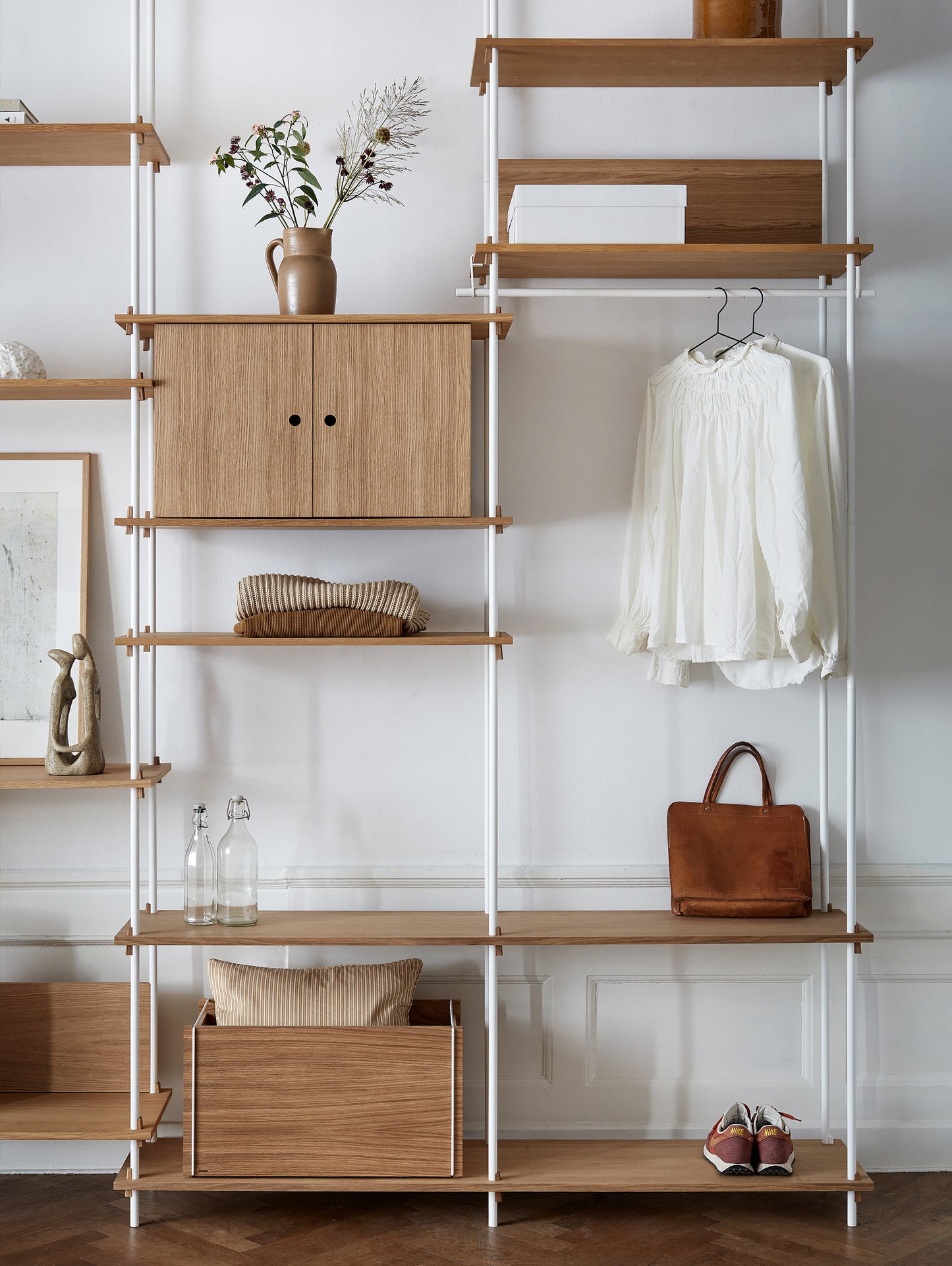 Moebe Shelving System in White / Oiled Oak