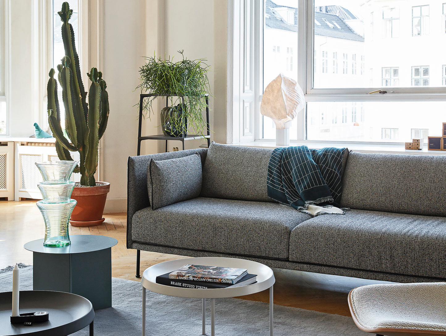 Silhouette Sofa - Black base, Olavi 03, Black piping