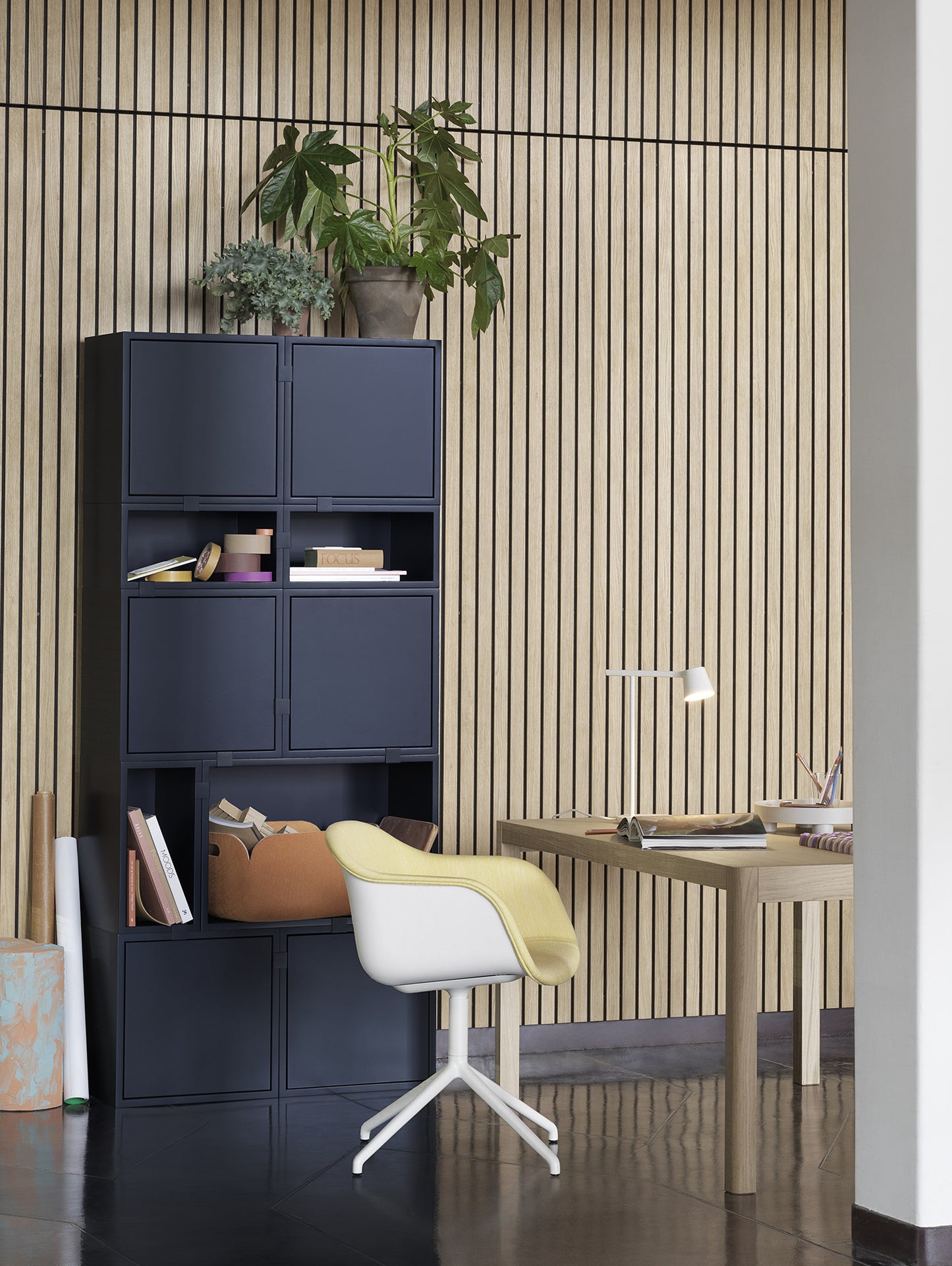 Workshop Table by Muuto -140 x 92 cm / Oak Veneer Top with Lacquered Oak Base
