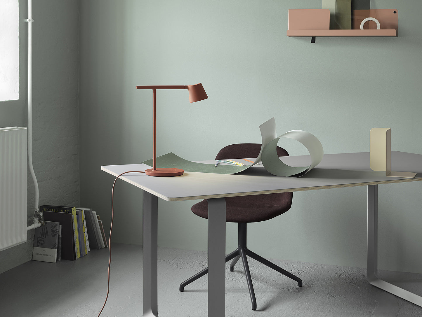 Copper Brown Tip Table Lamp by Muuto