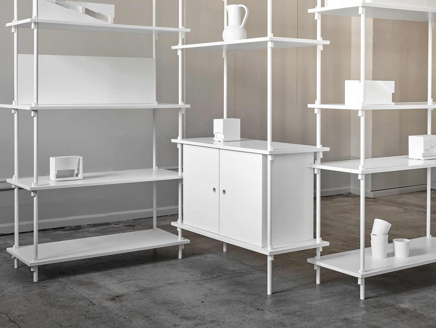 Moebe Shelving System 200 cm - White uprights with White Lacquered Components