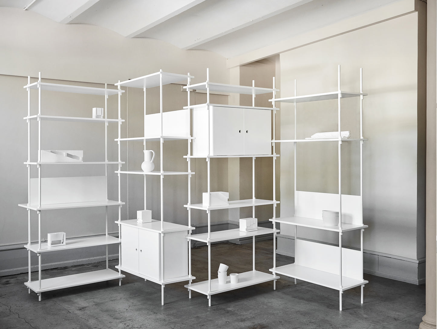 Moebe Shelving System 200 cm - White uprights with White Lacquered Components