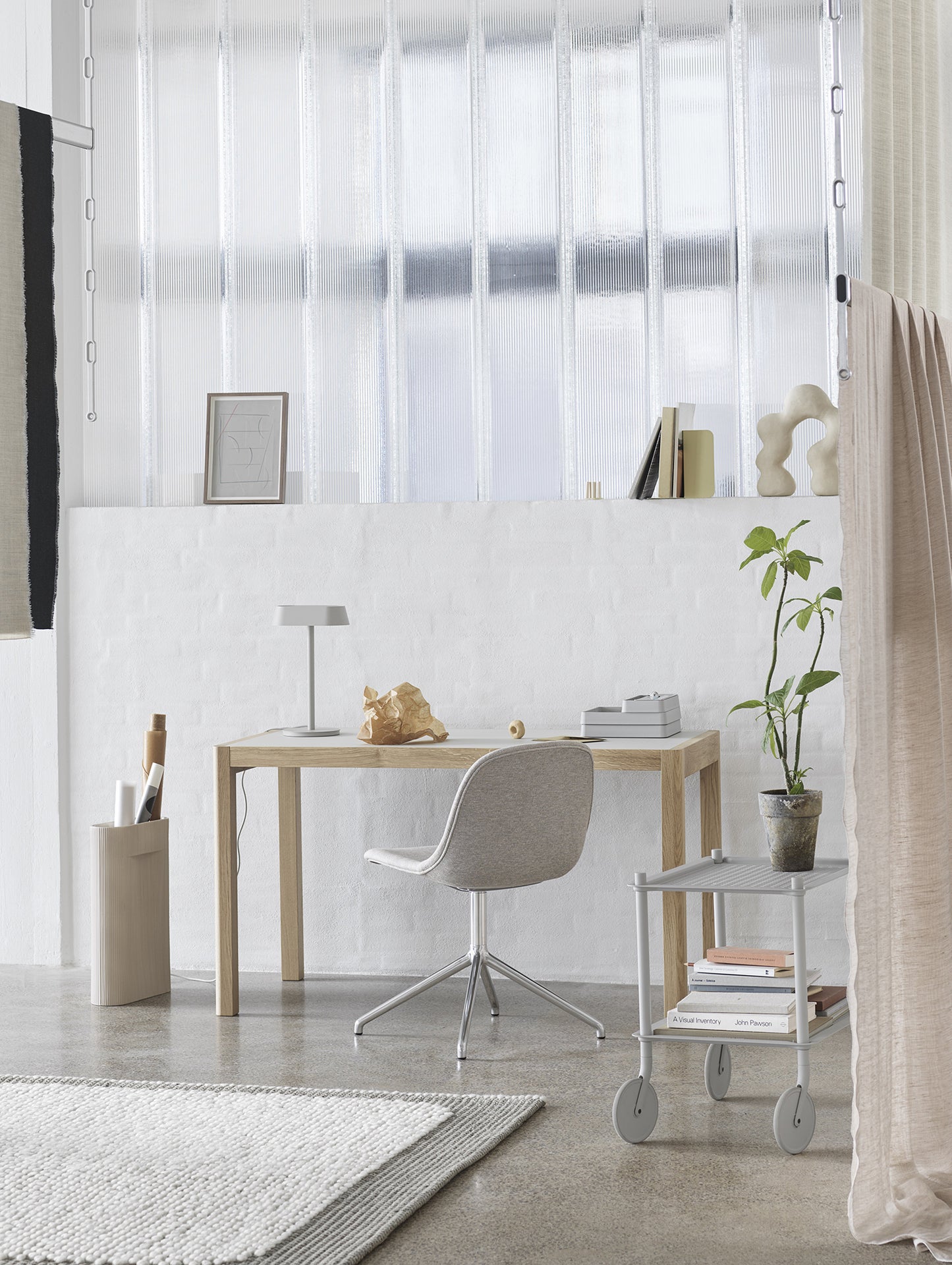 Workshop Table by Muuto - 130 x 65 cm / Warm Grey Linoleum Top with Lacquered Oak Base