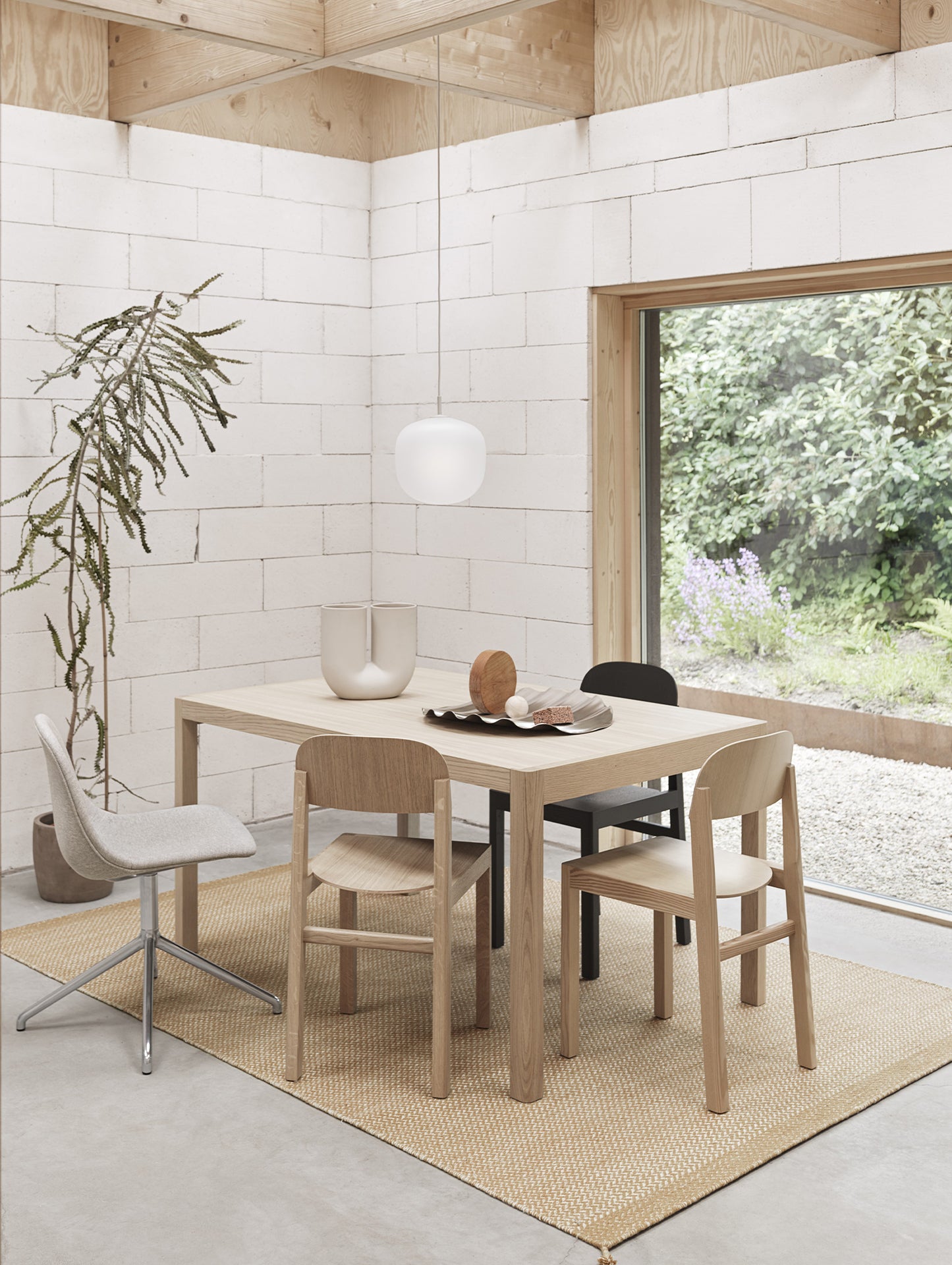 Workshop Table by Muuto - 140 x 92 cm / Oak Veneer Top with Lacquered Oak Base
