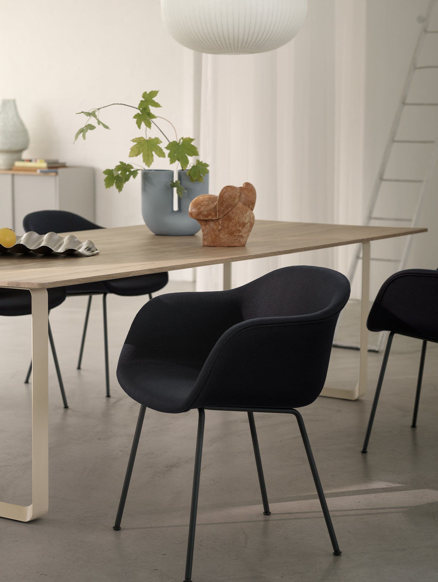 Fiber Armchair Tube Base in Black/Balder 792