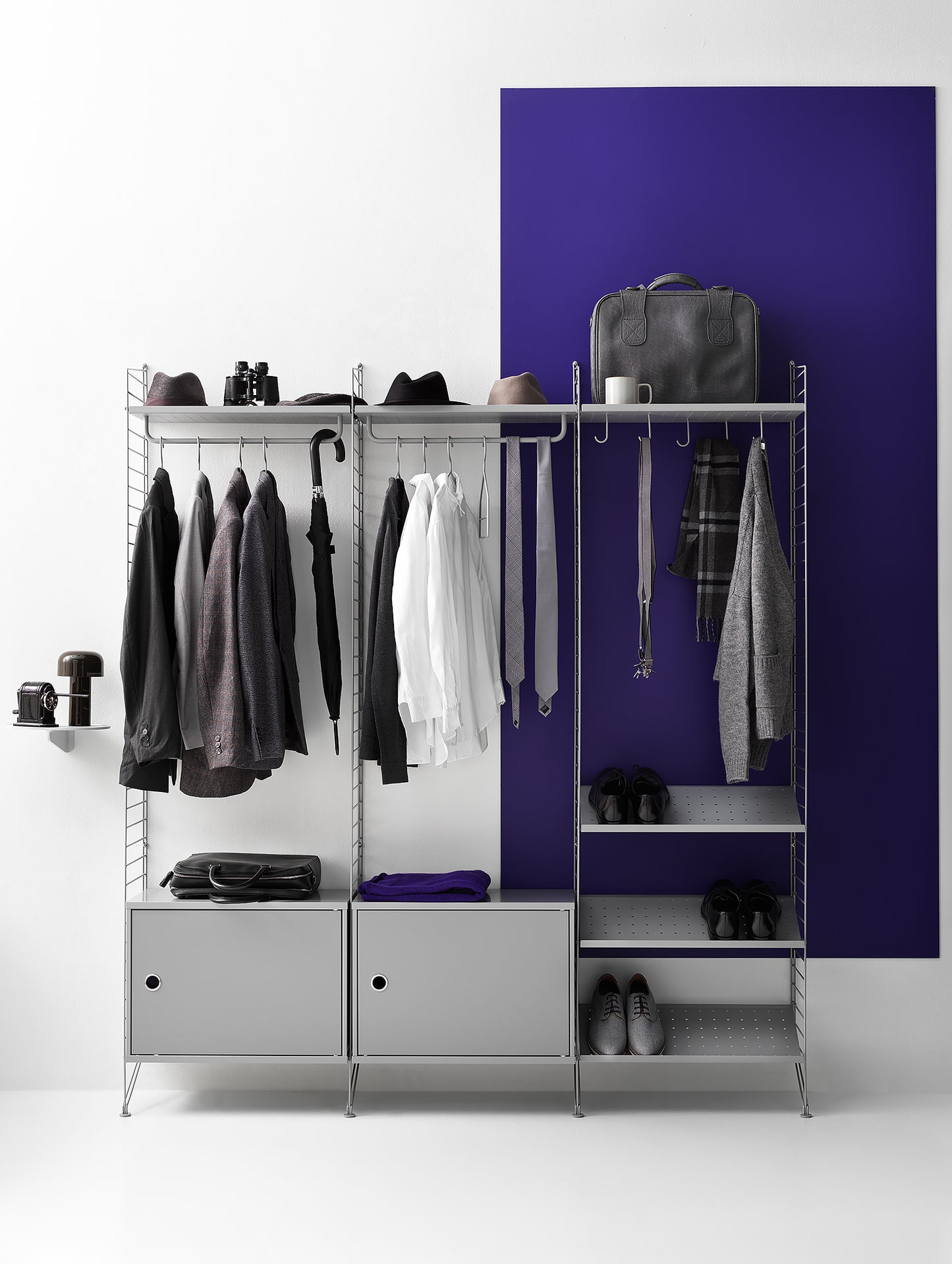 スイングドア付きストリングシステムキャビネット