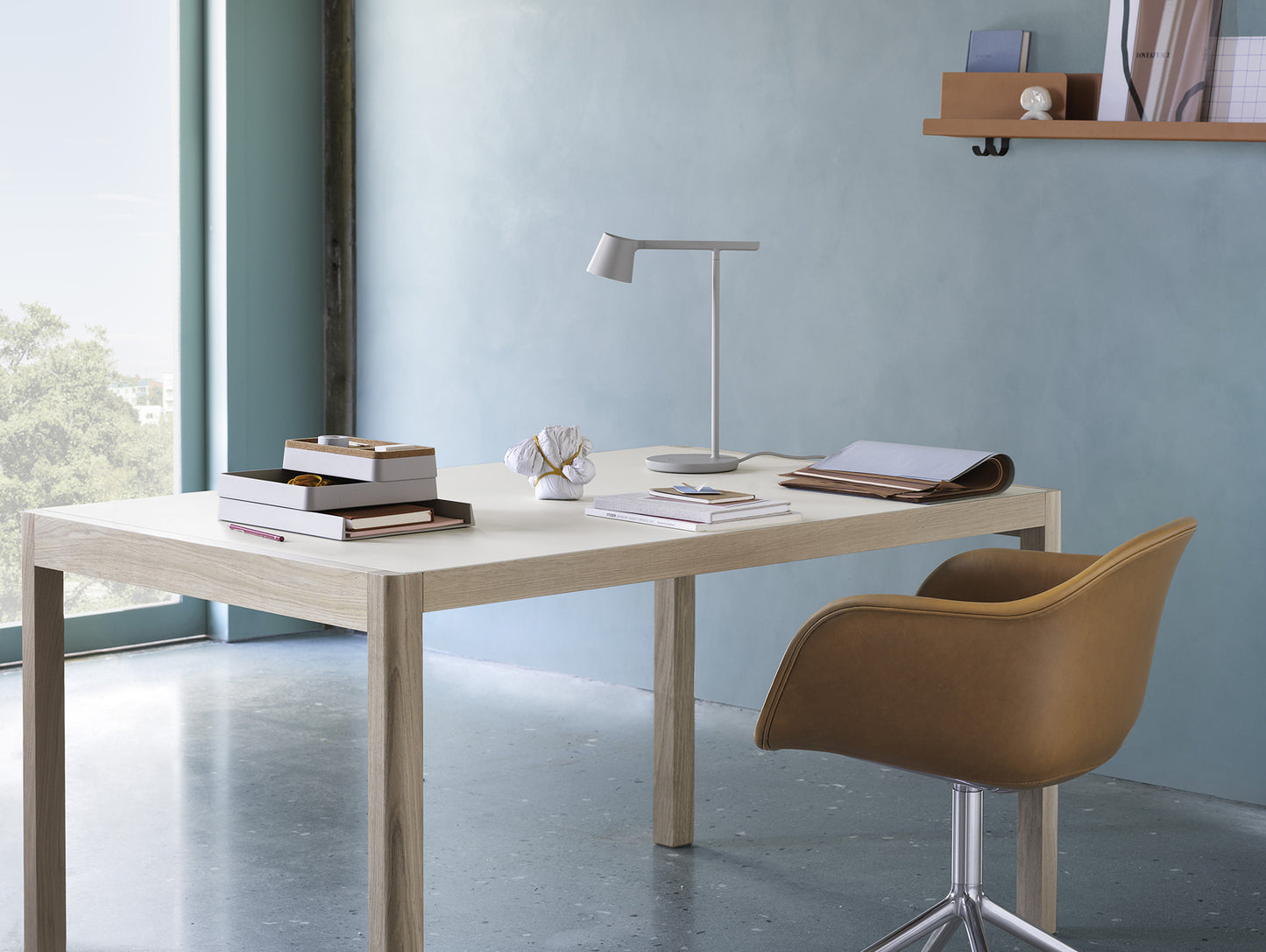 Workshop Table by Muuto - 140 x 92 cm / Warm Grey Linoleum Top with Lacquered Oak Base